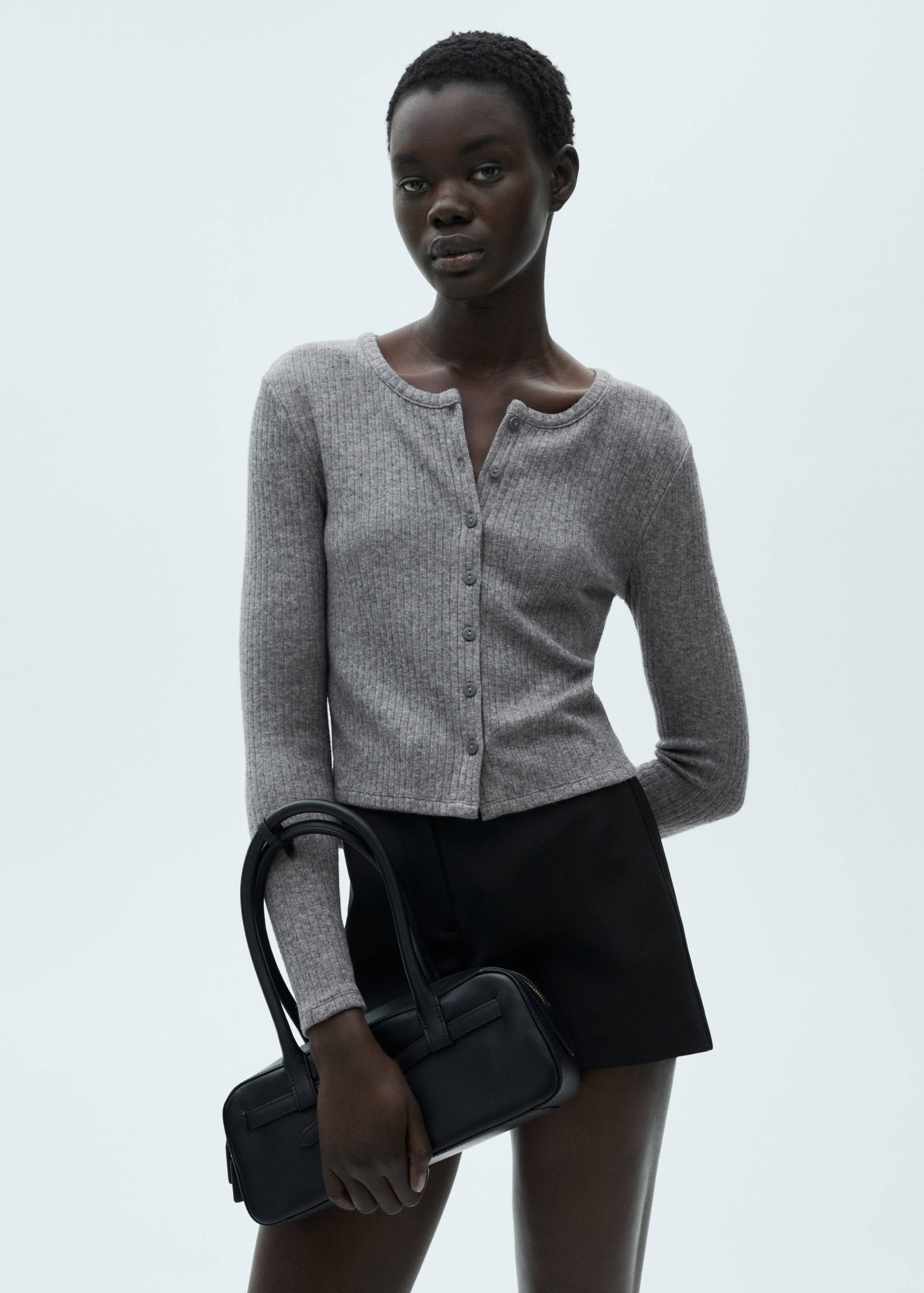 Cárdigan canalé botones - Plano medio