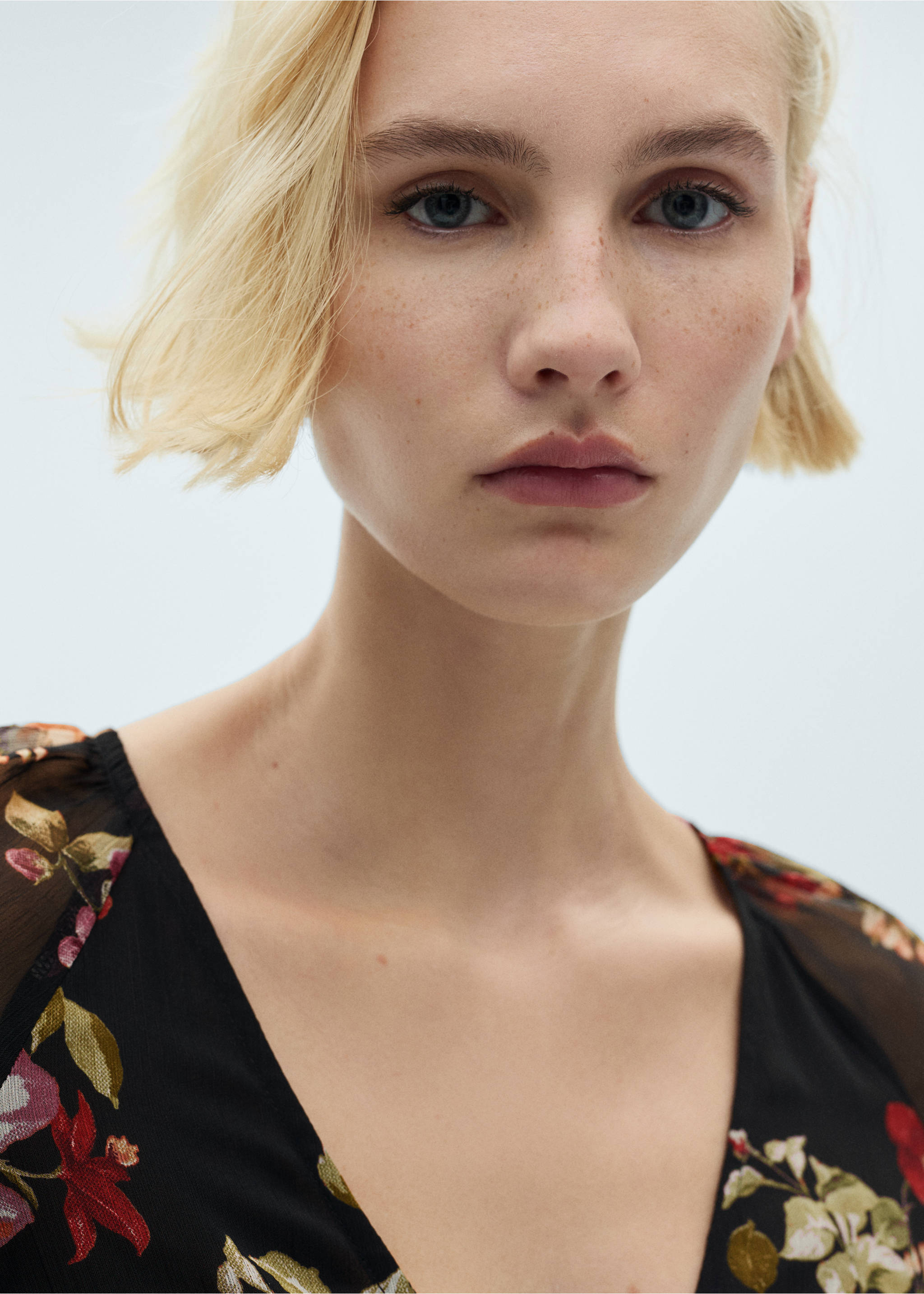 Floral puff-sleeve dress - Details of the article 1, Black. Ref: 87080642-00.