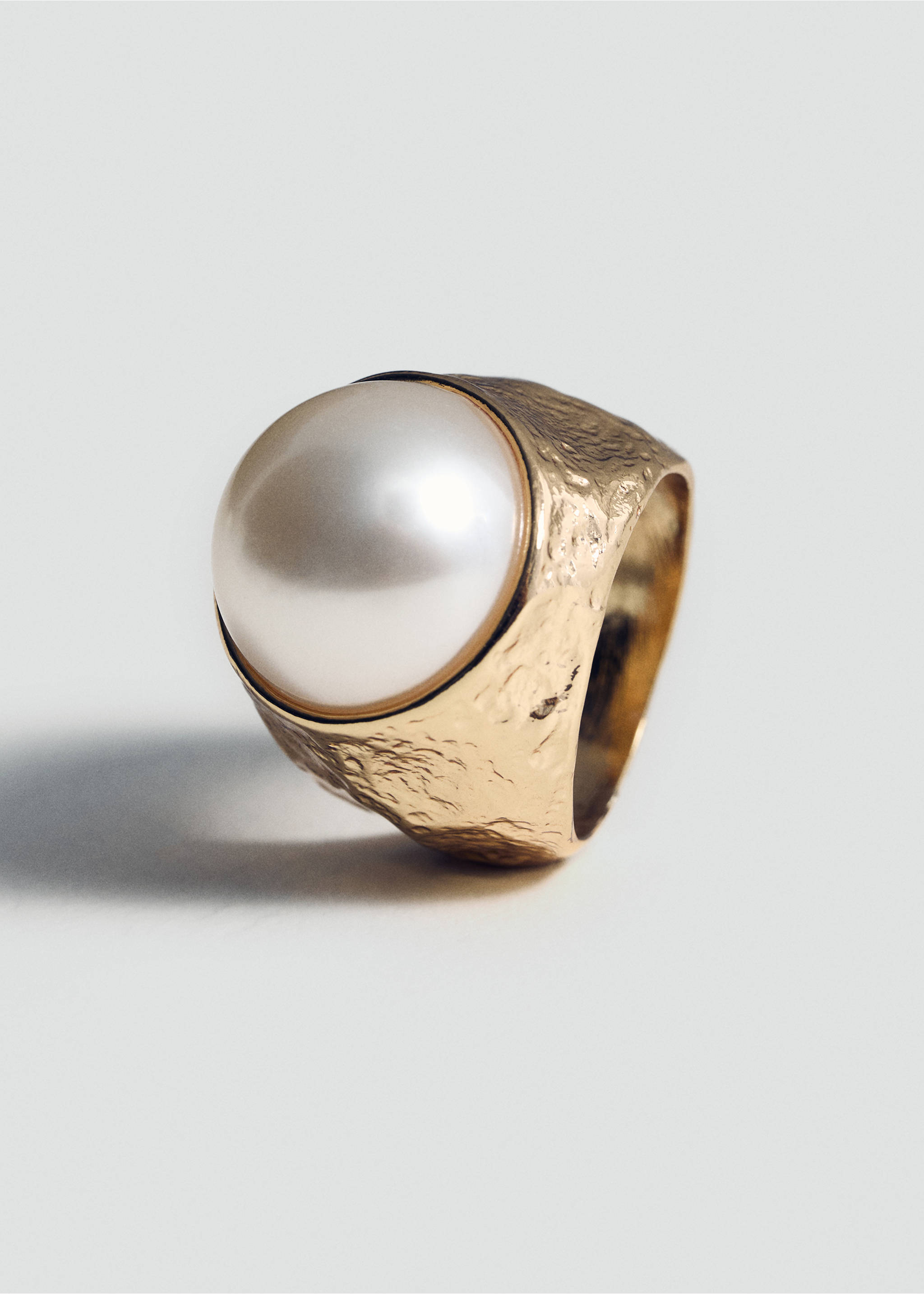 Pearl textured ring - Details of the article 5, Gold. Ref: 87081520-00.