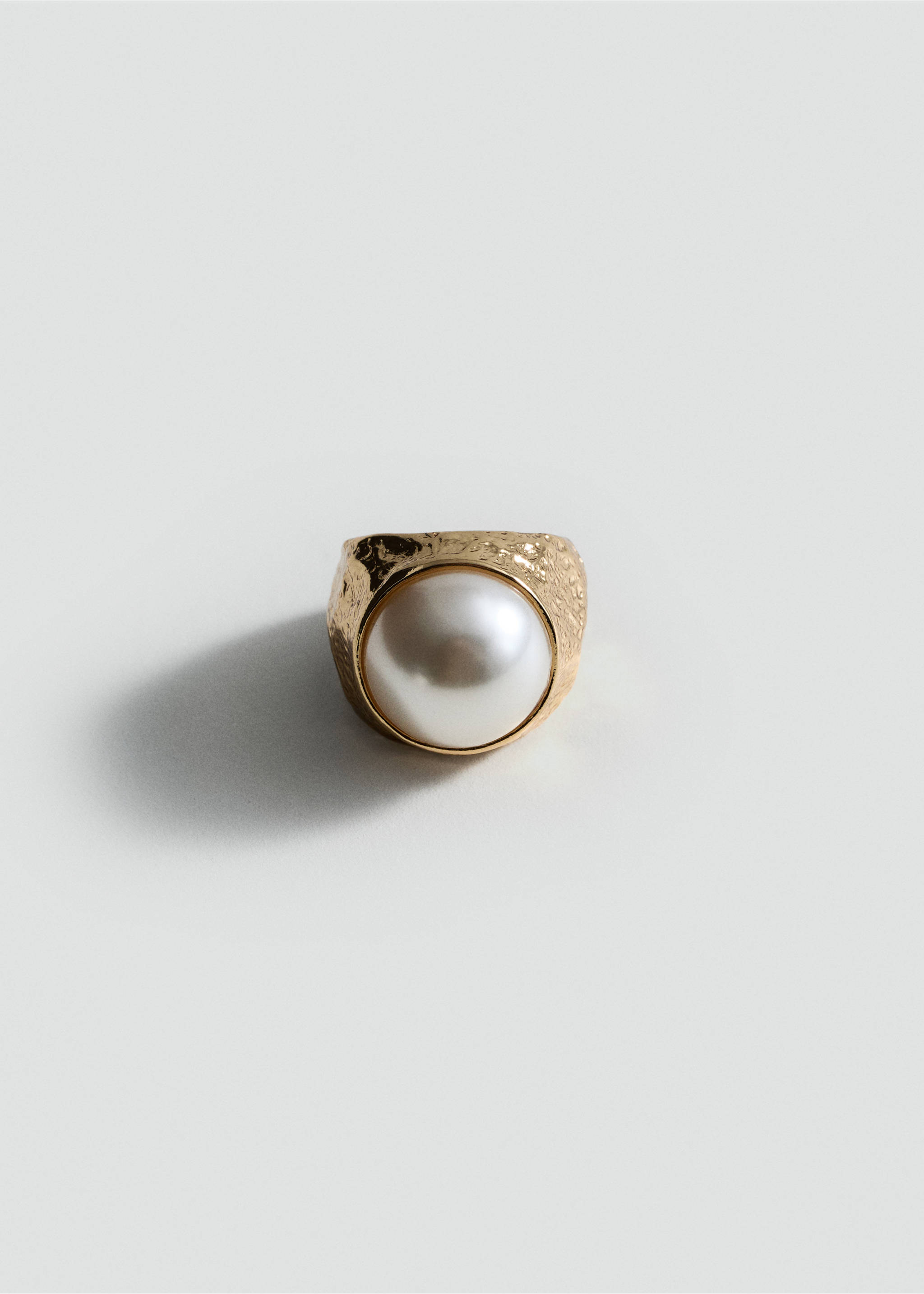 Texturierter Ring mit eingefasster Perle - Artikel ohne Model, Gold. Ref: 87081520-00.