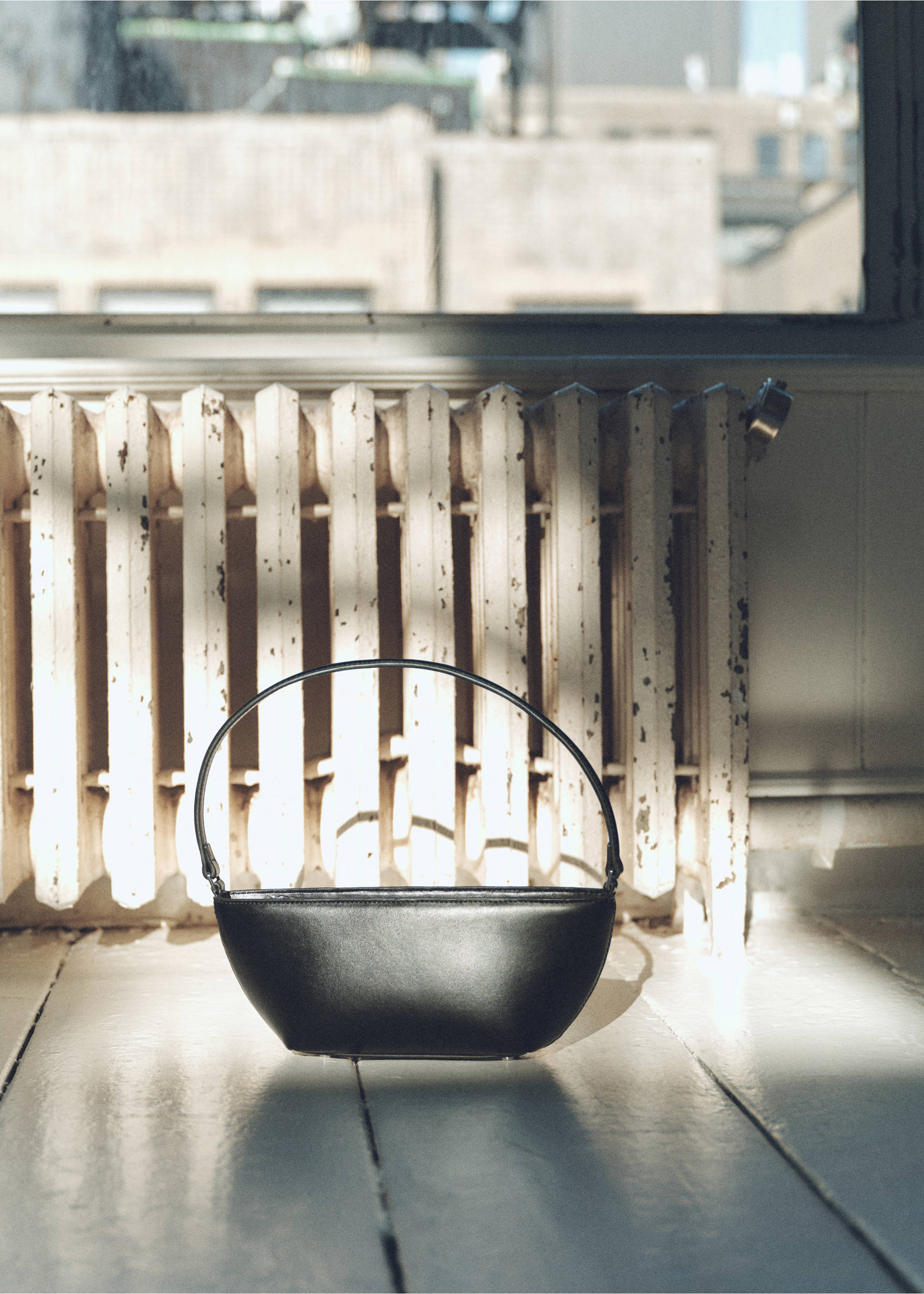 Sac porté épaule ovale - Détail de l'article 9, Noir. Ref: 87082536-00.