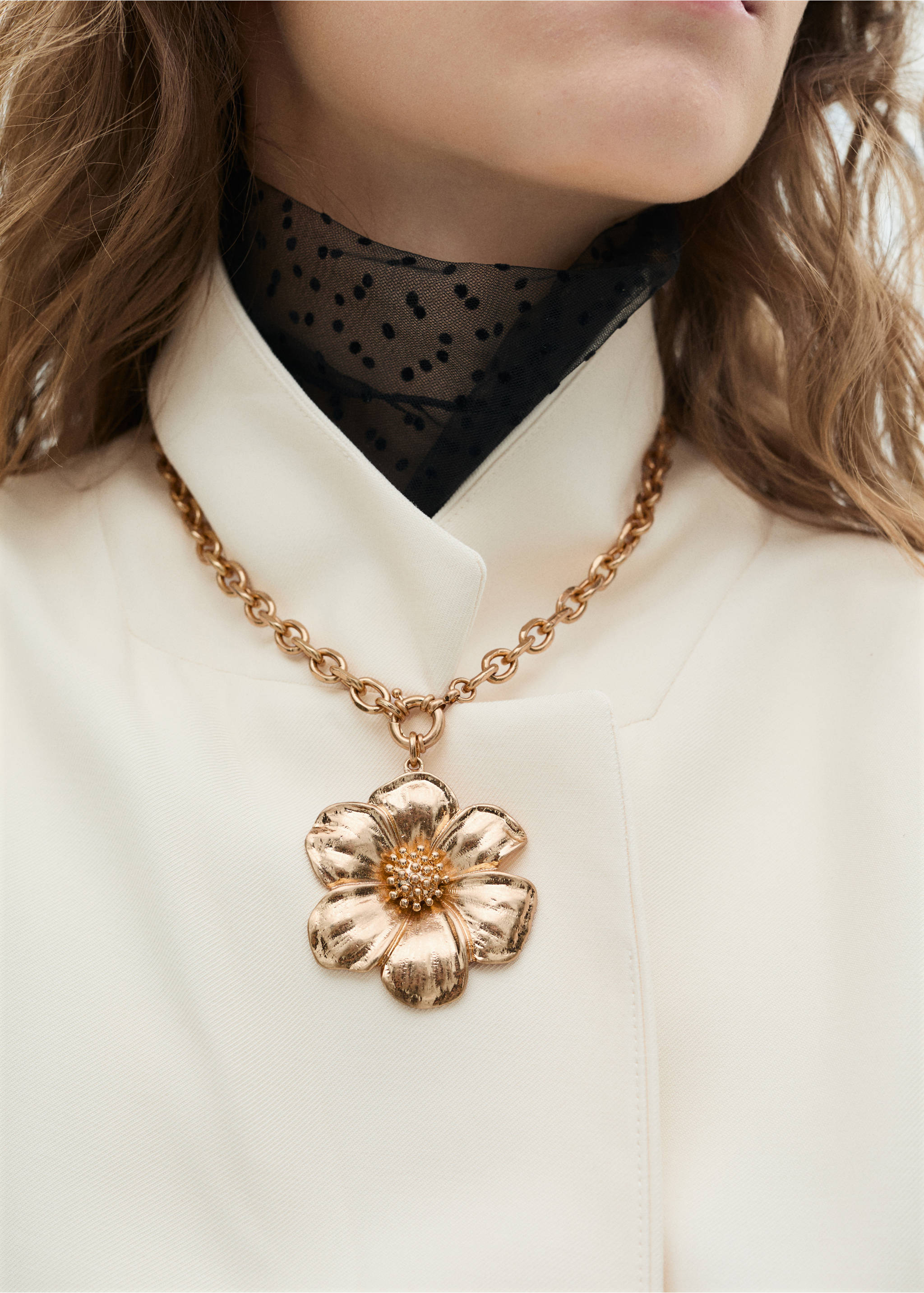 Floral pendant necklace - Details of the article 9, Gold. Ref: 87082541-00.