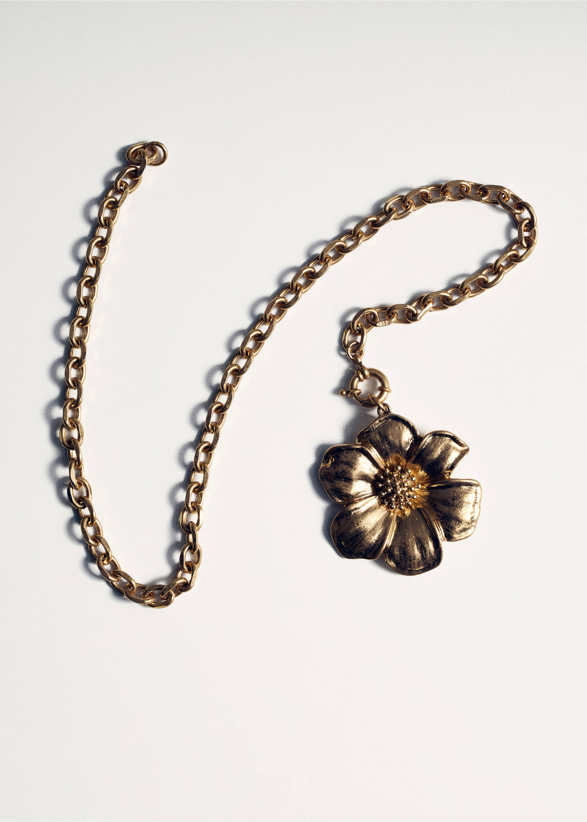 Floral pendant necklace - Details of the article 5, Gold. Ref: 87082541-00.