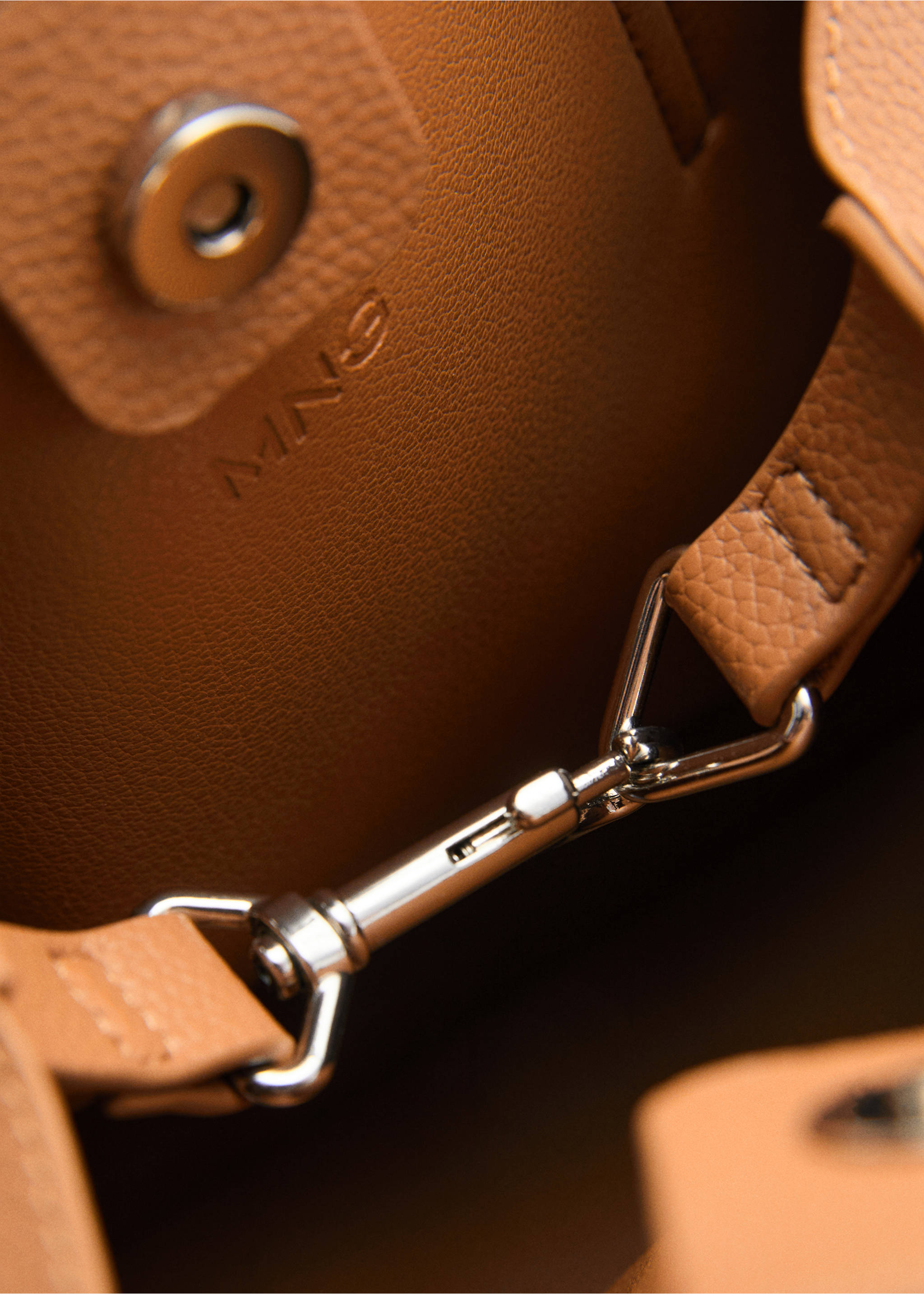 Pebbled effect shopper bag - Details of the article 3, Leather. Ref: 87082543-00.