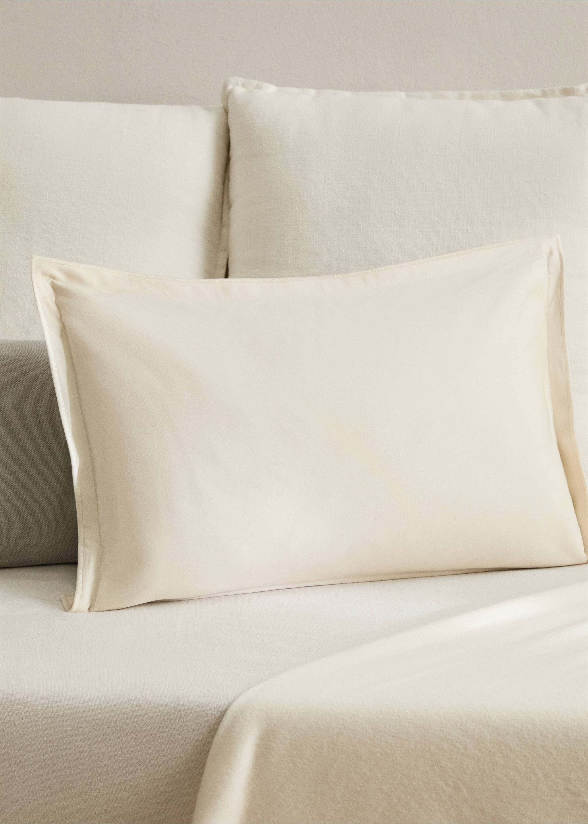 Satin cushion cover 40x60 cm - General plane, Ecru. Ref: 87082892-00.