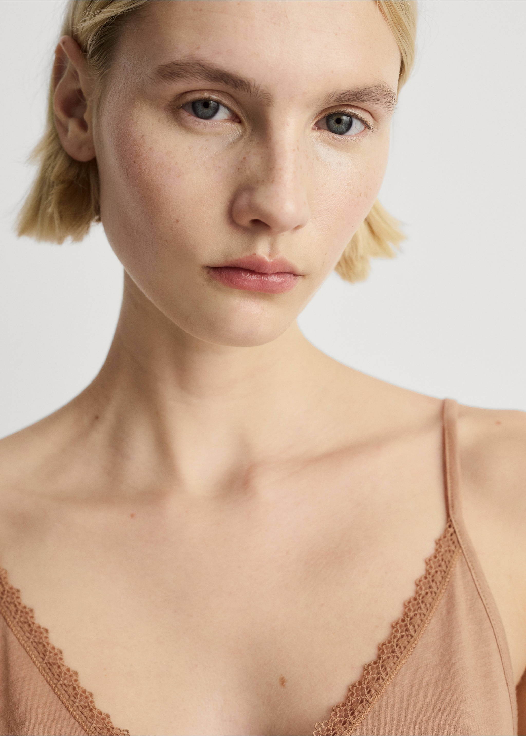 Cotton pyjama top with lace contrast - Details of the article 1, Medium Brown. Ref: 87082938-00.