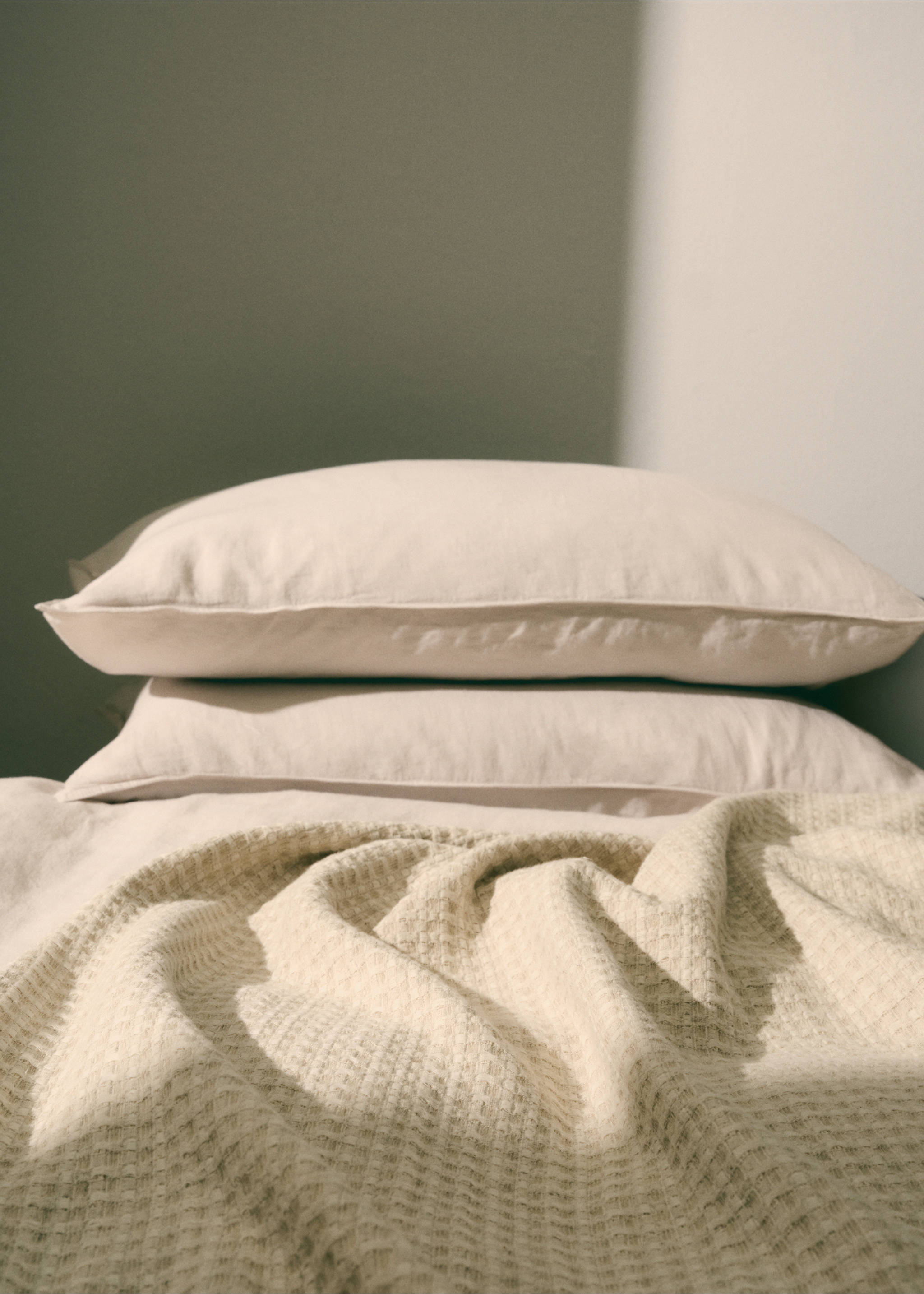 Textured cotton linen bedspread for 130/150 cm bed - Details of the article 6, Beige. Ref: 87082940-00.