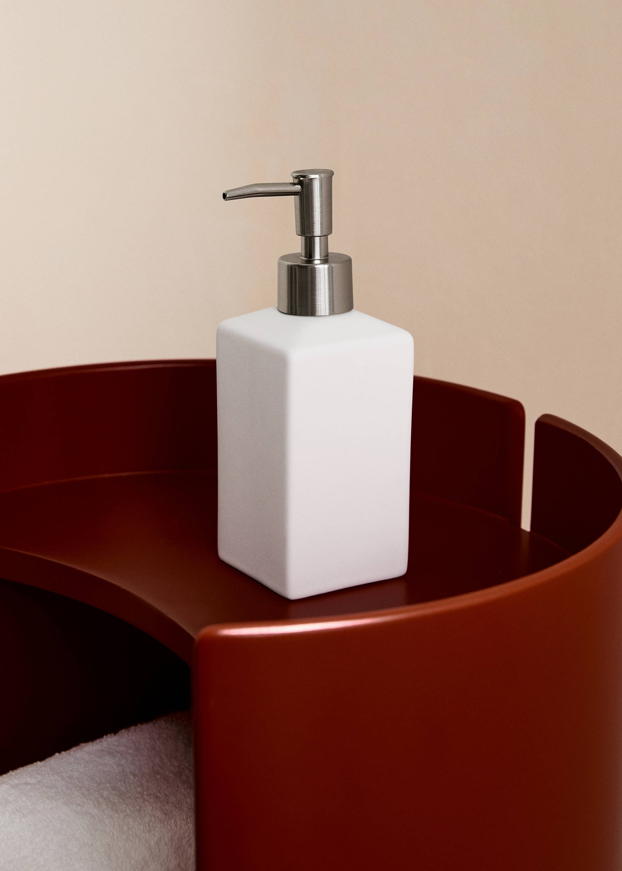 Two-tone soap dispenser - General plane