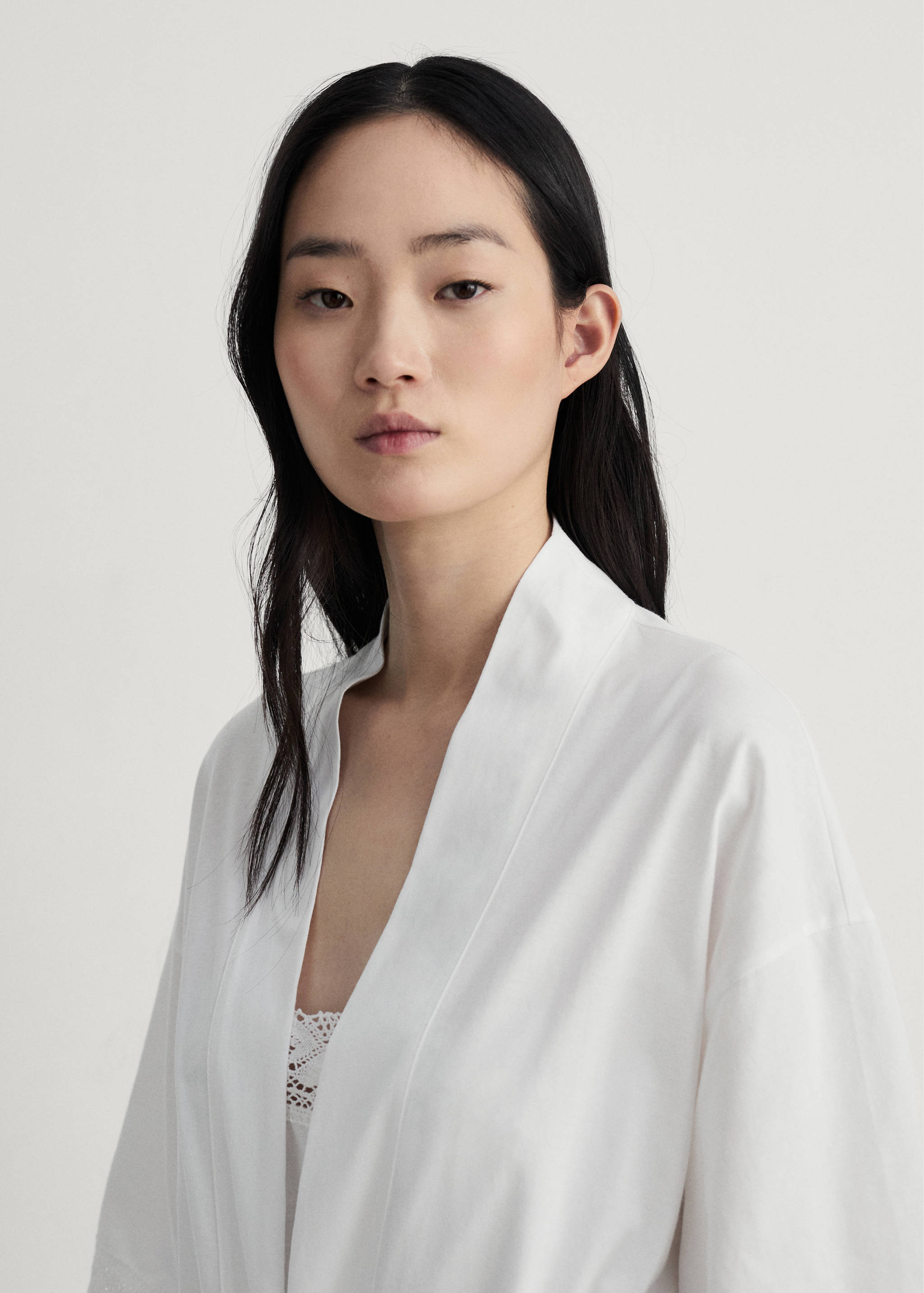 Baumwoll-Morgenmantel mit Detail aus Seidenspitze - Mittlere Ansicht