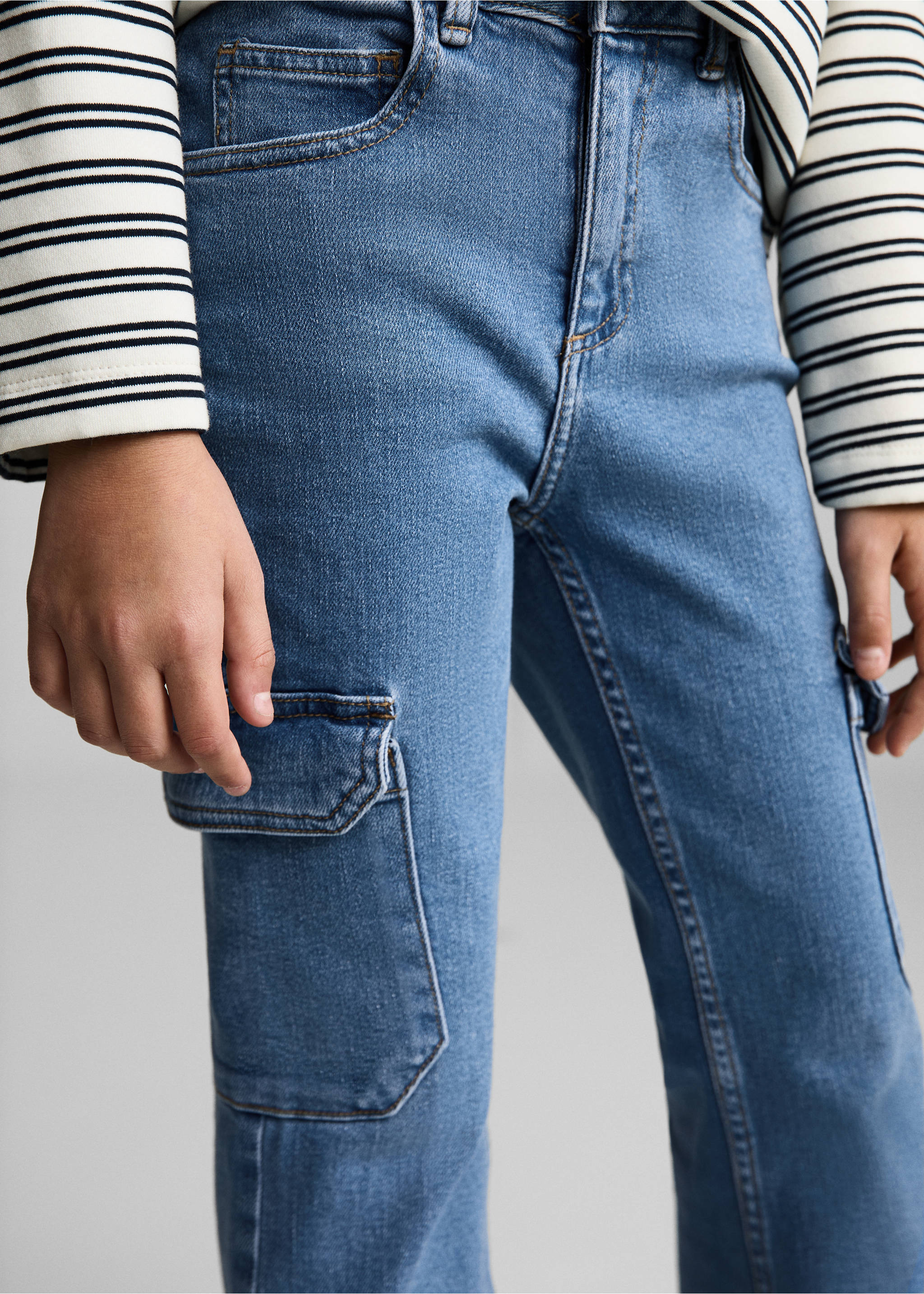 Flared cargo jeans - Details of the article 3, Medium Blue. Ref: 87083269-00.