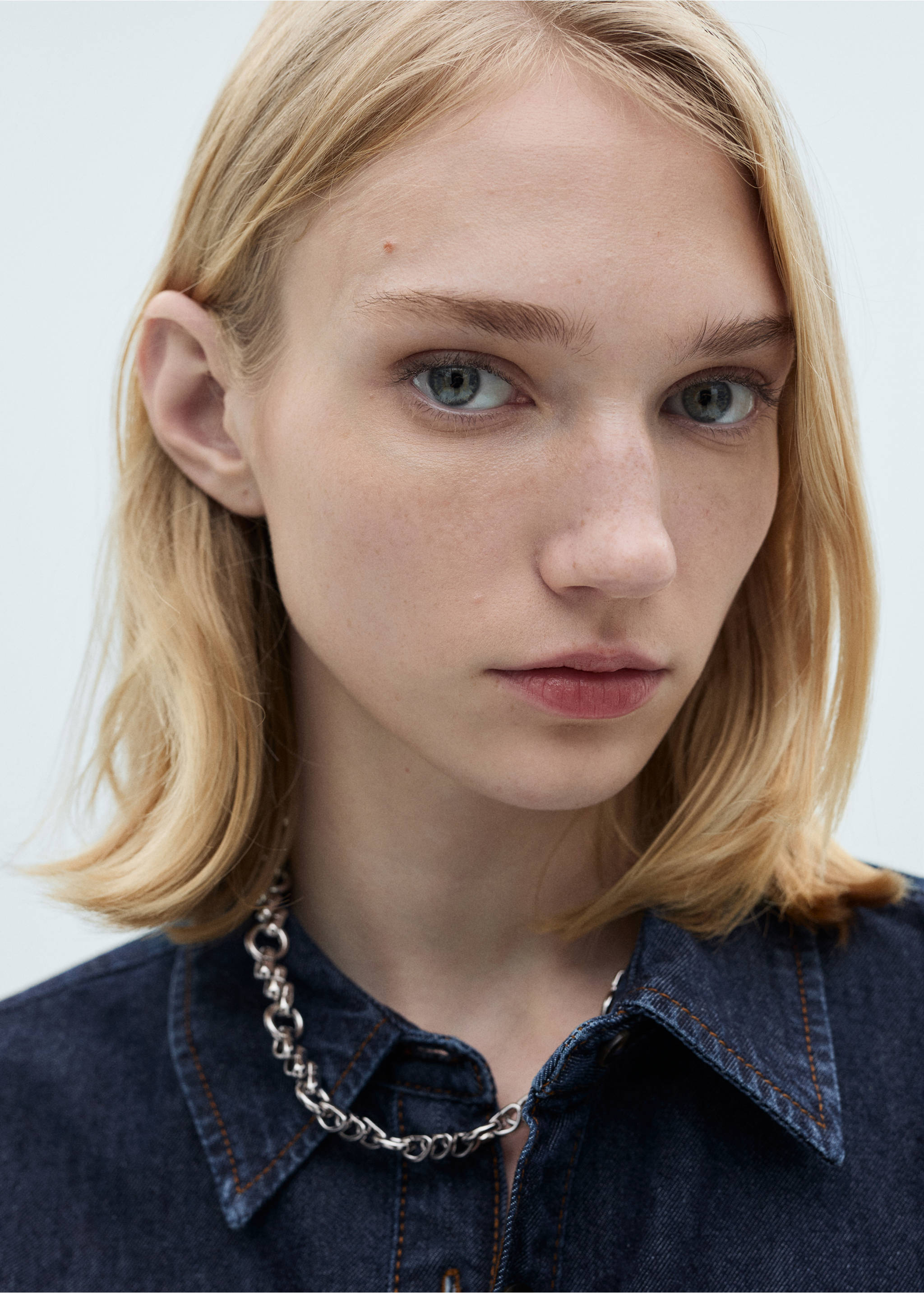 Rinse-wash denim shirt - Details of the article 1, Open Blue. Ref: 87083277-00.