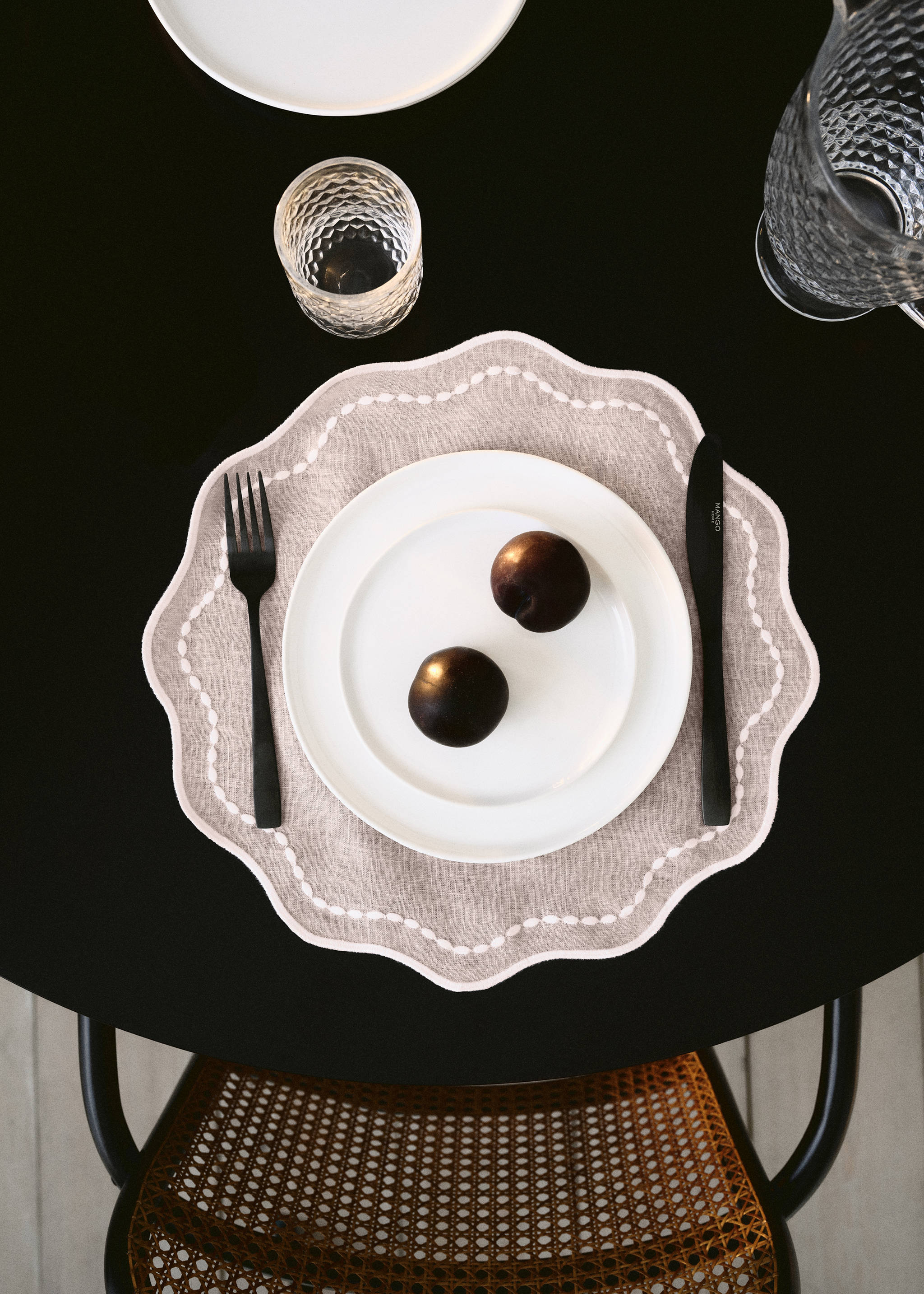Resin-coated woven linen placemats with wave pattern - Details of the article 7