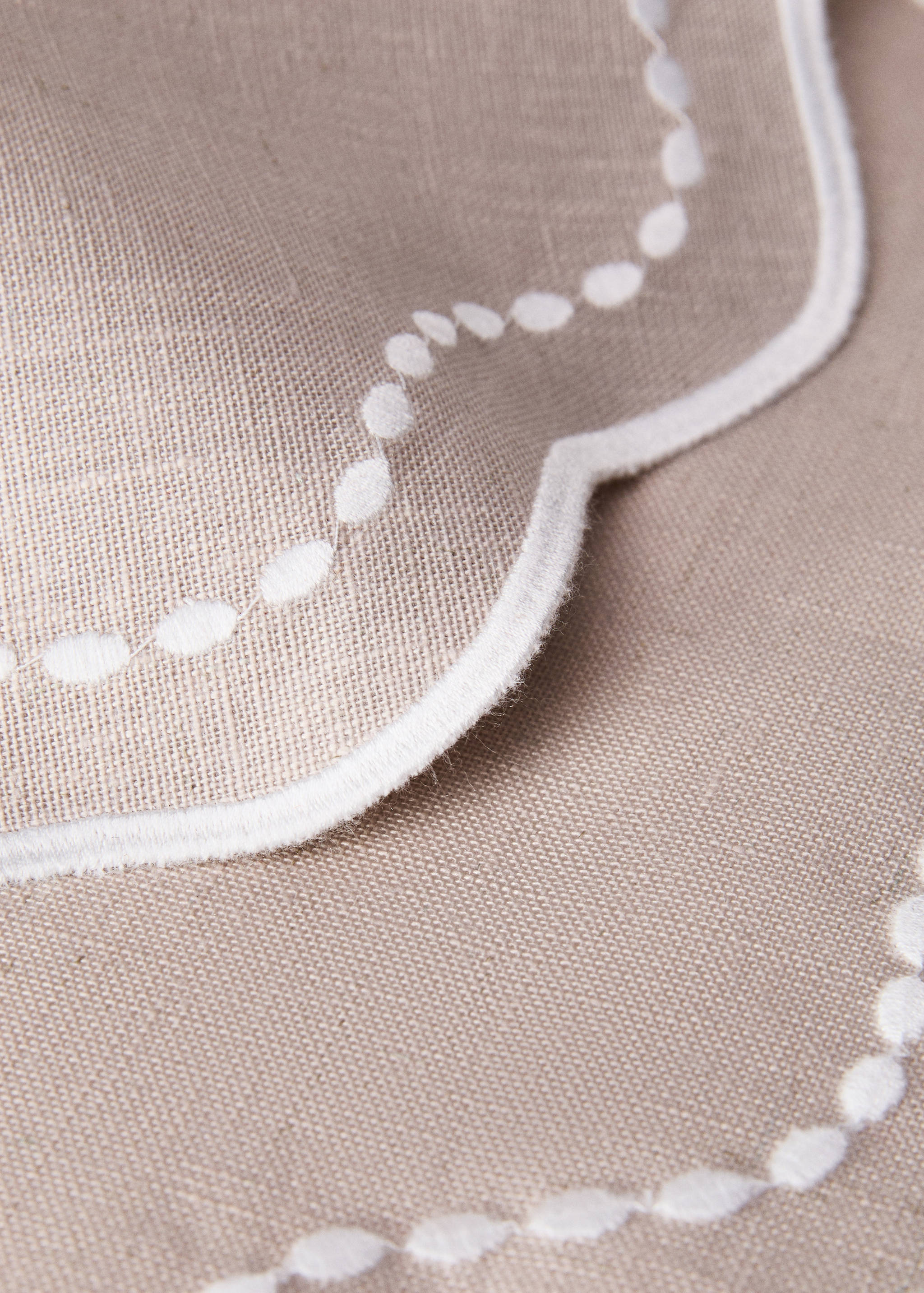 Resin-coated woven linen placemats with wave pattern - Details of the article 1