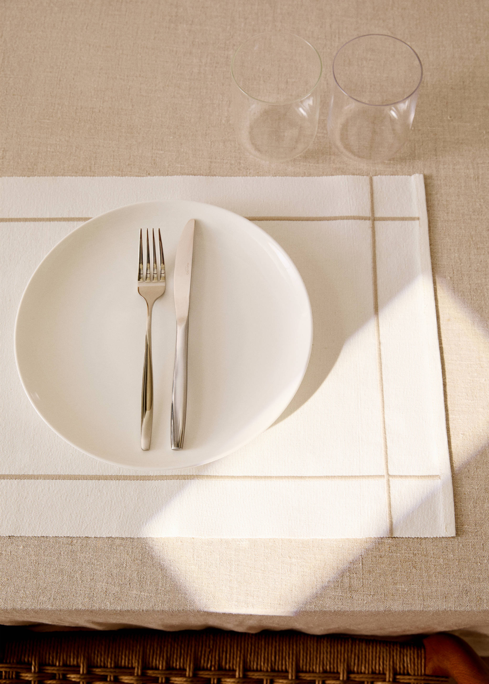 Cotton embroidered placemat with scalloped detail - General plane