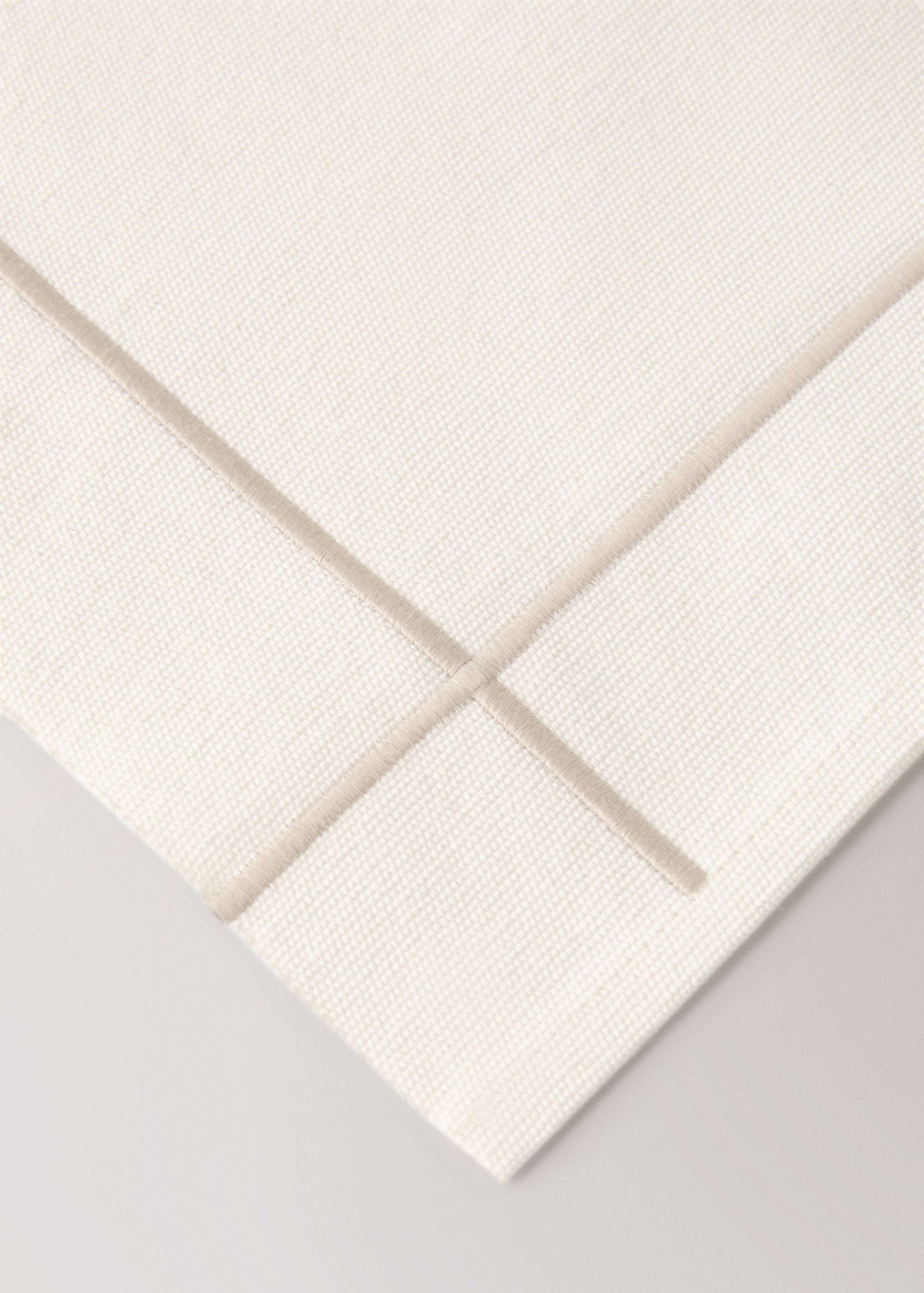 Cotton embroidered placemat with scalloped detail - Details of the article 1