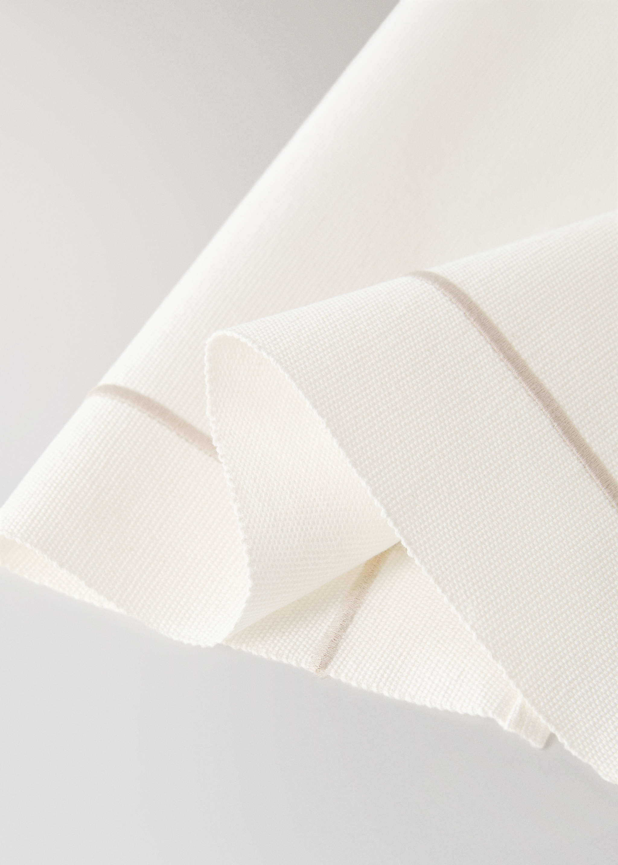 Cotton embroidered placemat with scalloped detail - Details of the article 2
