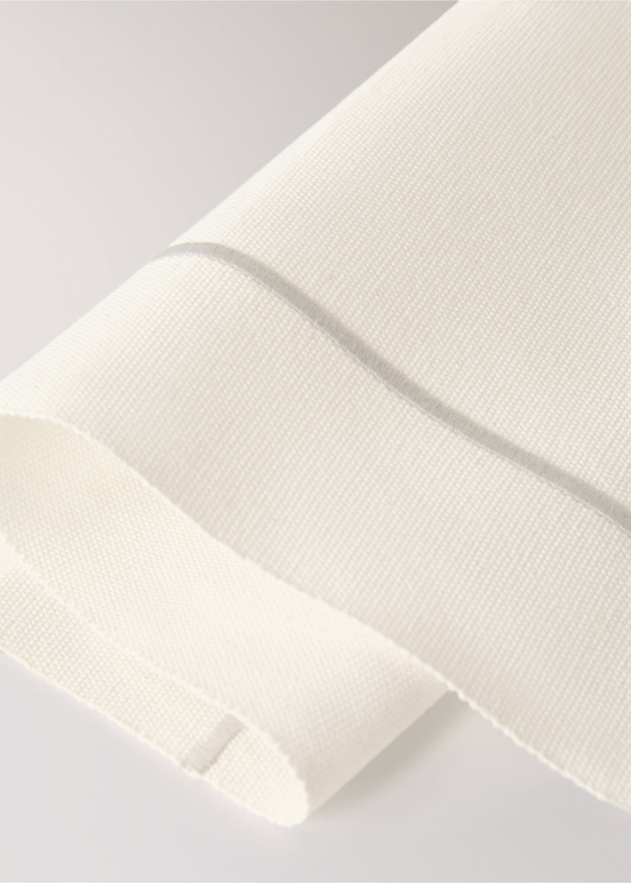 Cotton embroidered placemat with scalloped detail - Details of the article 2, Light/Pastel Grey. Ref: 87083313-00.