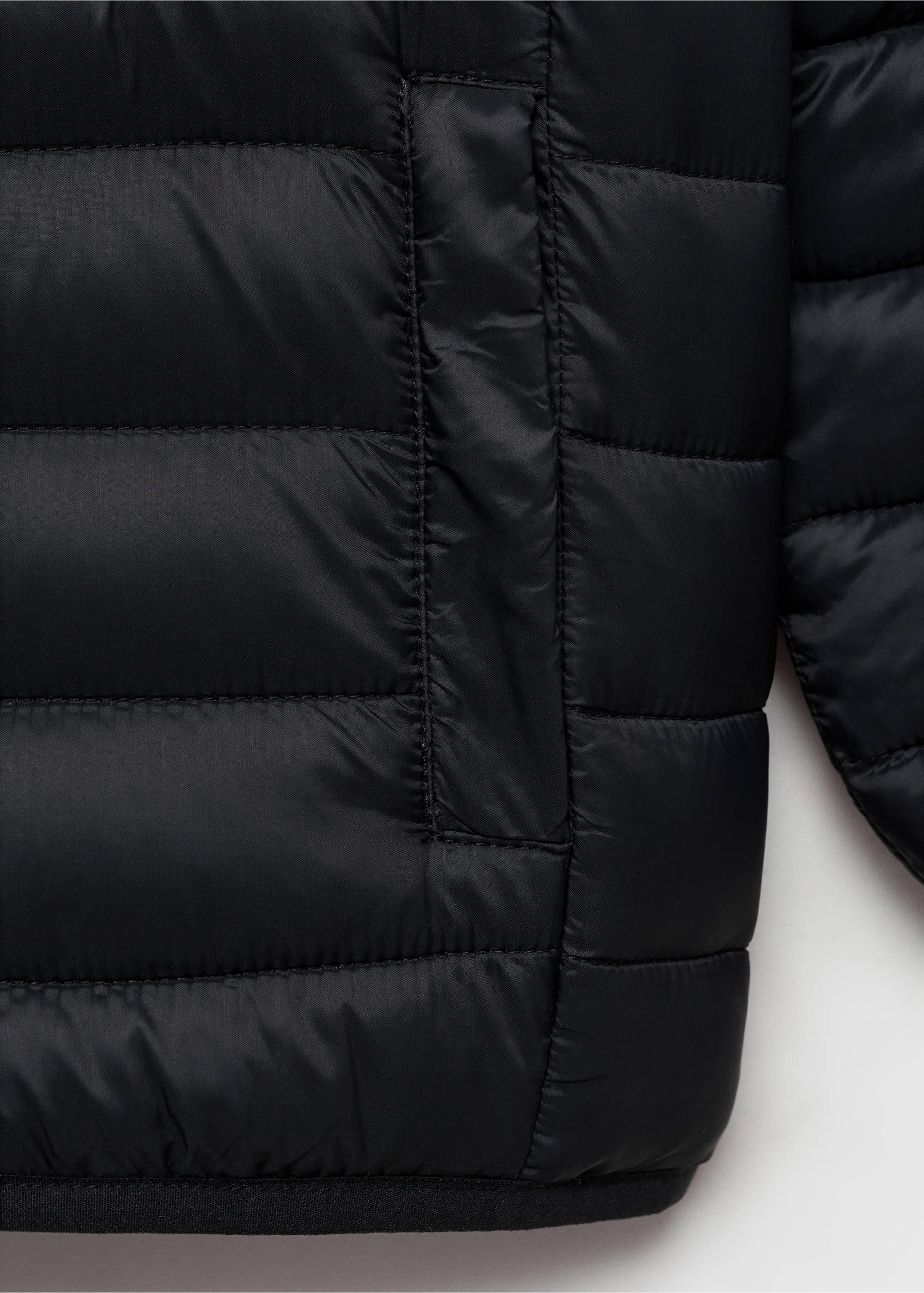 Nepromokavá prošívaná bunda s kosočtverci - Detail zboží 0, Černá. Ref: 87083650-00.