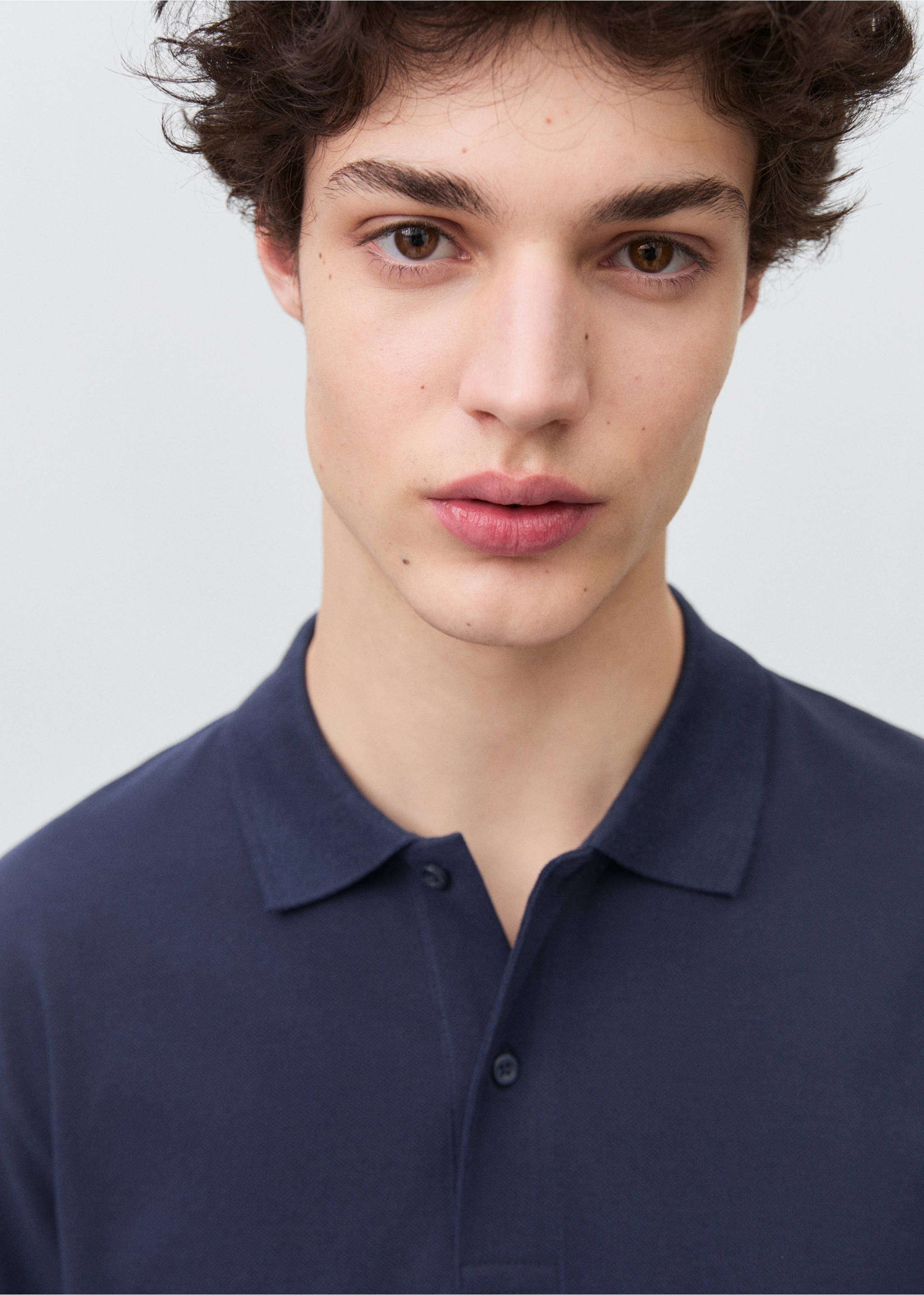 Polo cotó piqué - Detall de l'article 1, Blau marí fosc. Ref: 87083653-00.