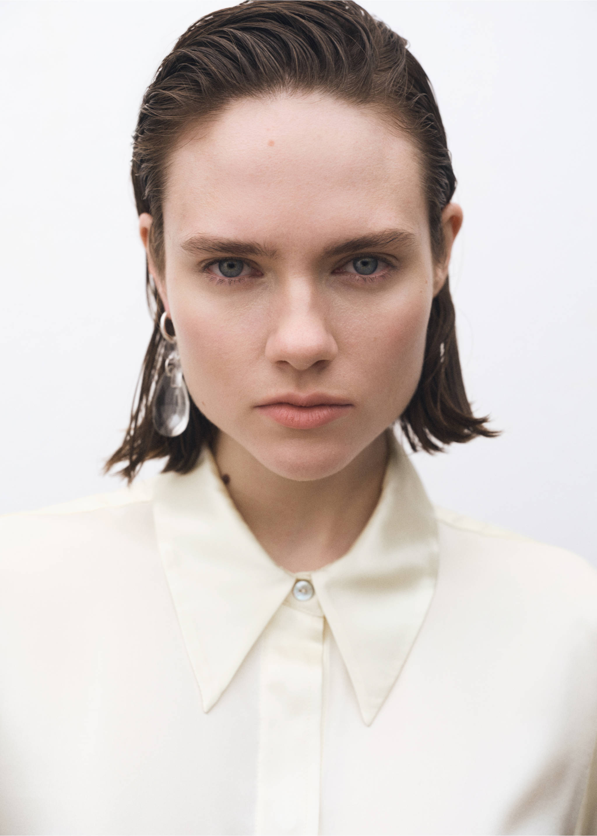 Camisa seda satinada - Detalle del artículo 1, Blanco roto. Ref: 87084076-00.