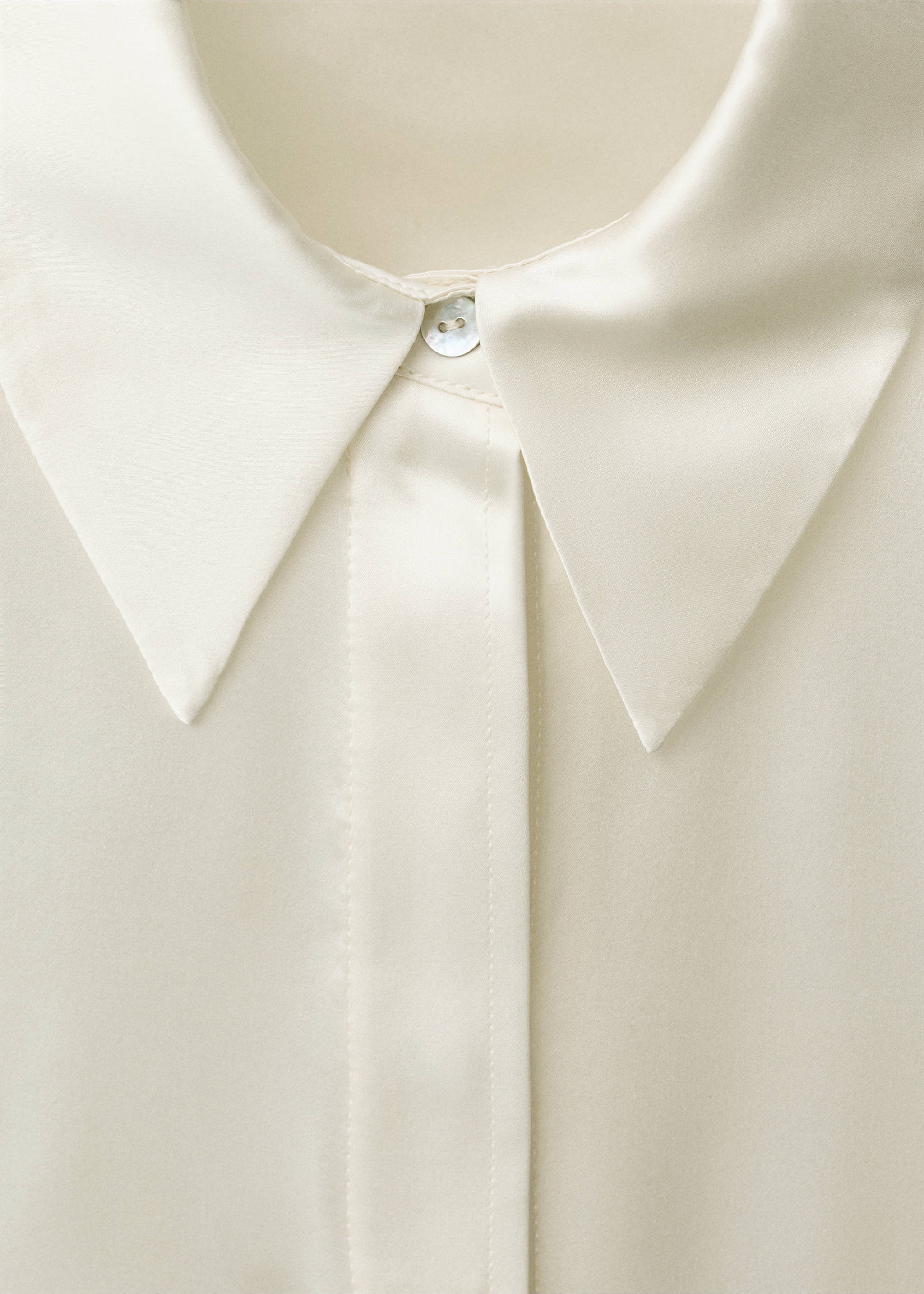 Camisa seda satinada - Detalle del artículo 8, Blanco roto. Ref: 87084076-00.