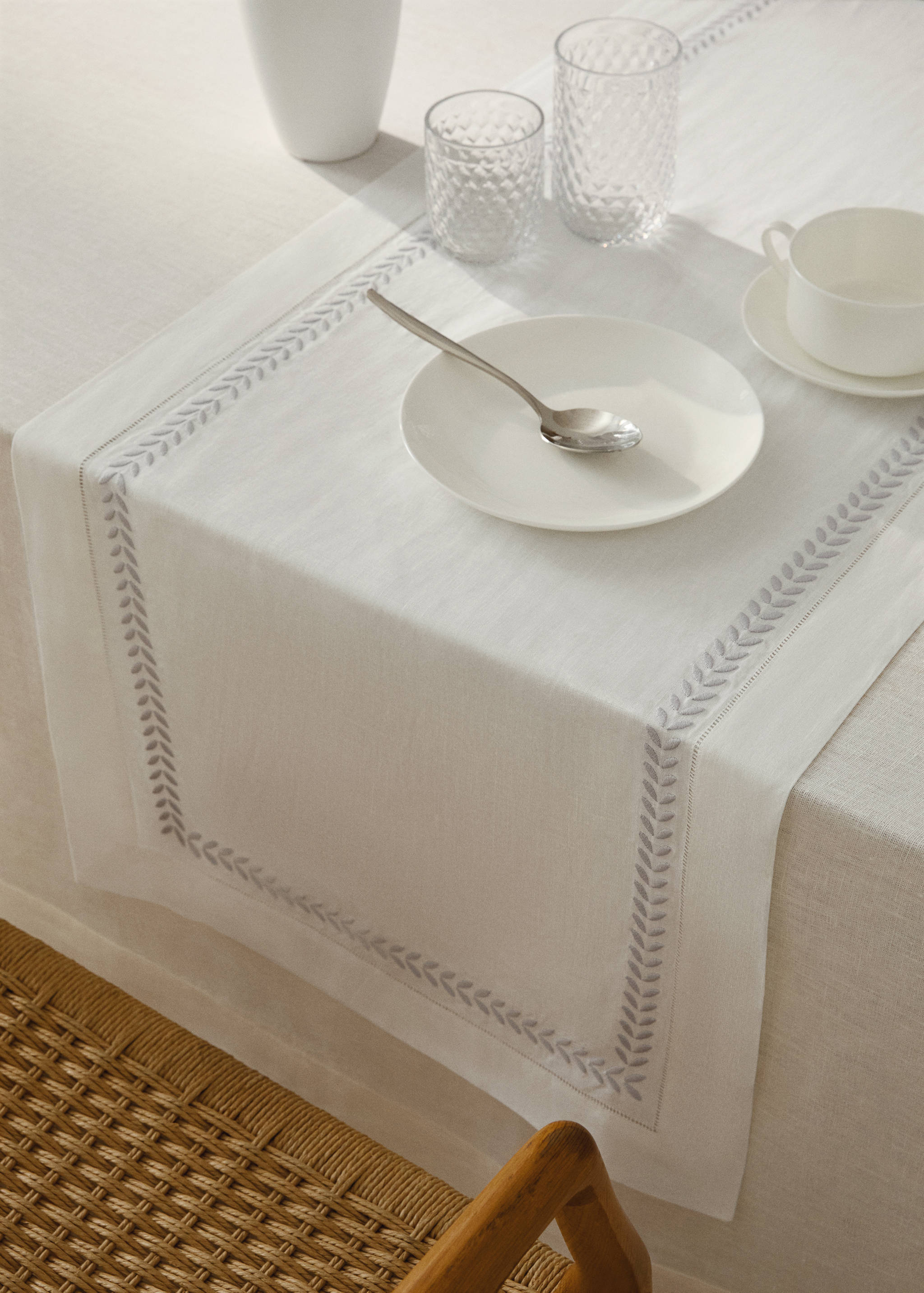 Λινό διάδρομος τραπεζιού με κεντημένο σχέδιο στάχυ - Γενικό πλάνο