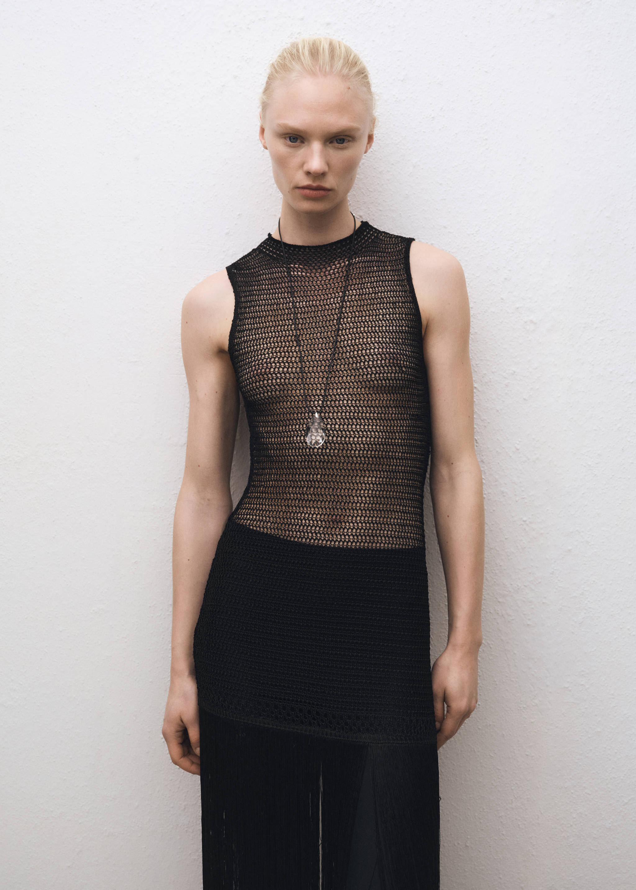 Hullstrikket kjole med frynser - Halvtotal bildeutsnitt