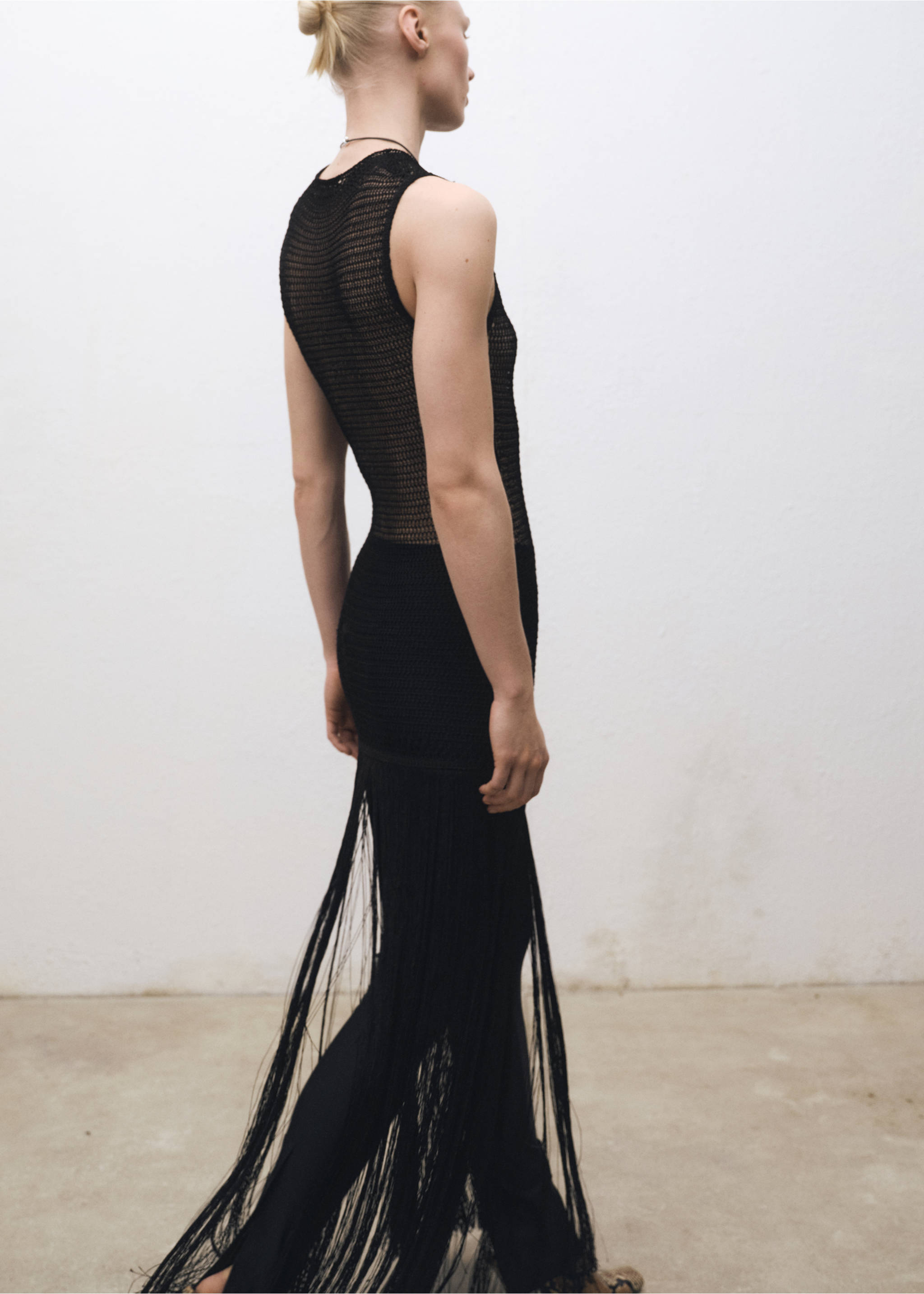Openwork knit dress with fringes - Reverse of the article, Black. Ref: 87084081-00.