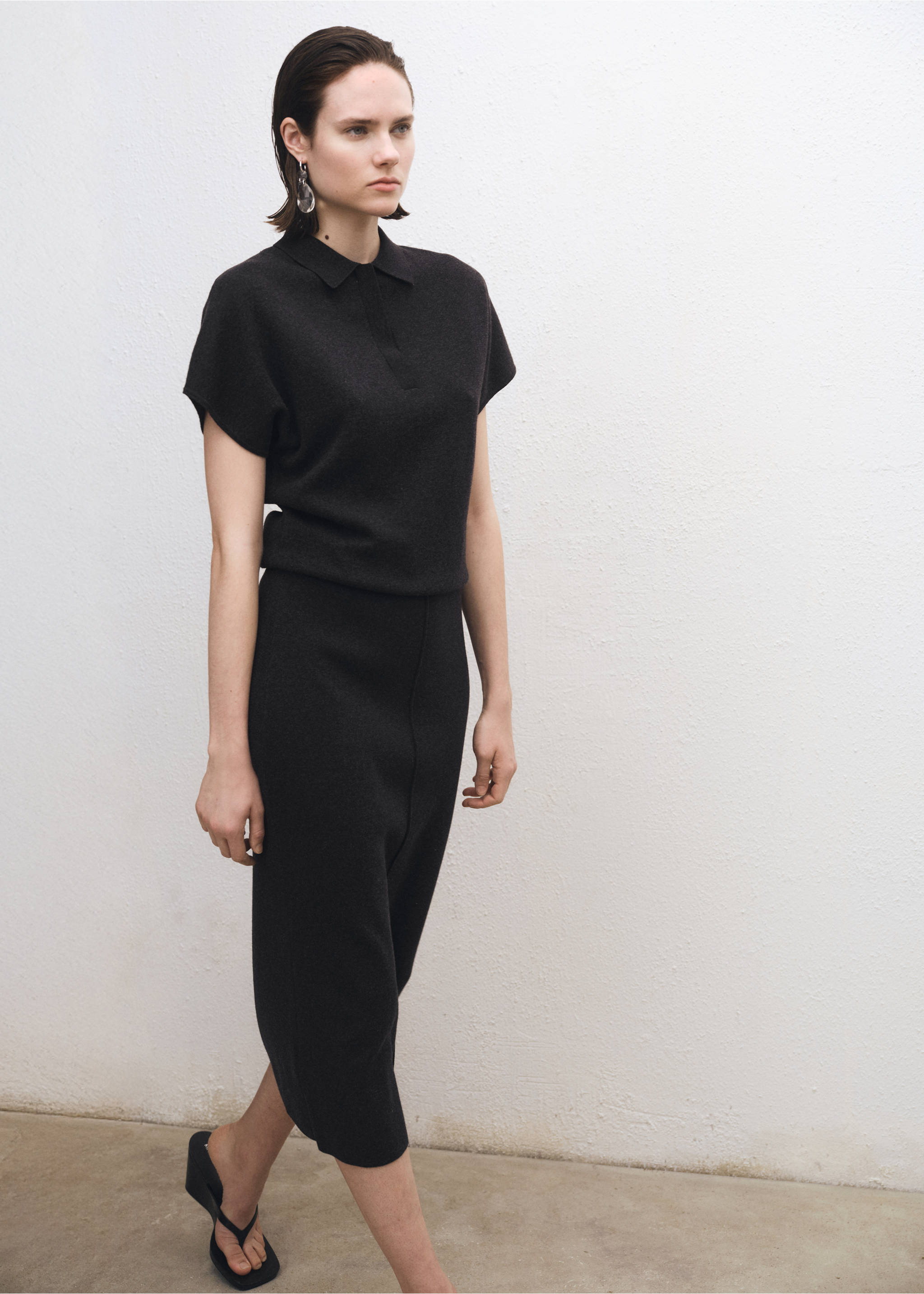 Pullover aus Wollgemisch mit Poloshirtkragen - Detail des Artikels 2, Anthrazit. Ref: 87084087-00.