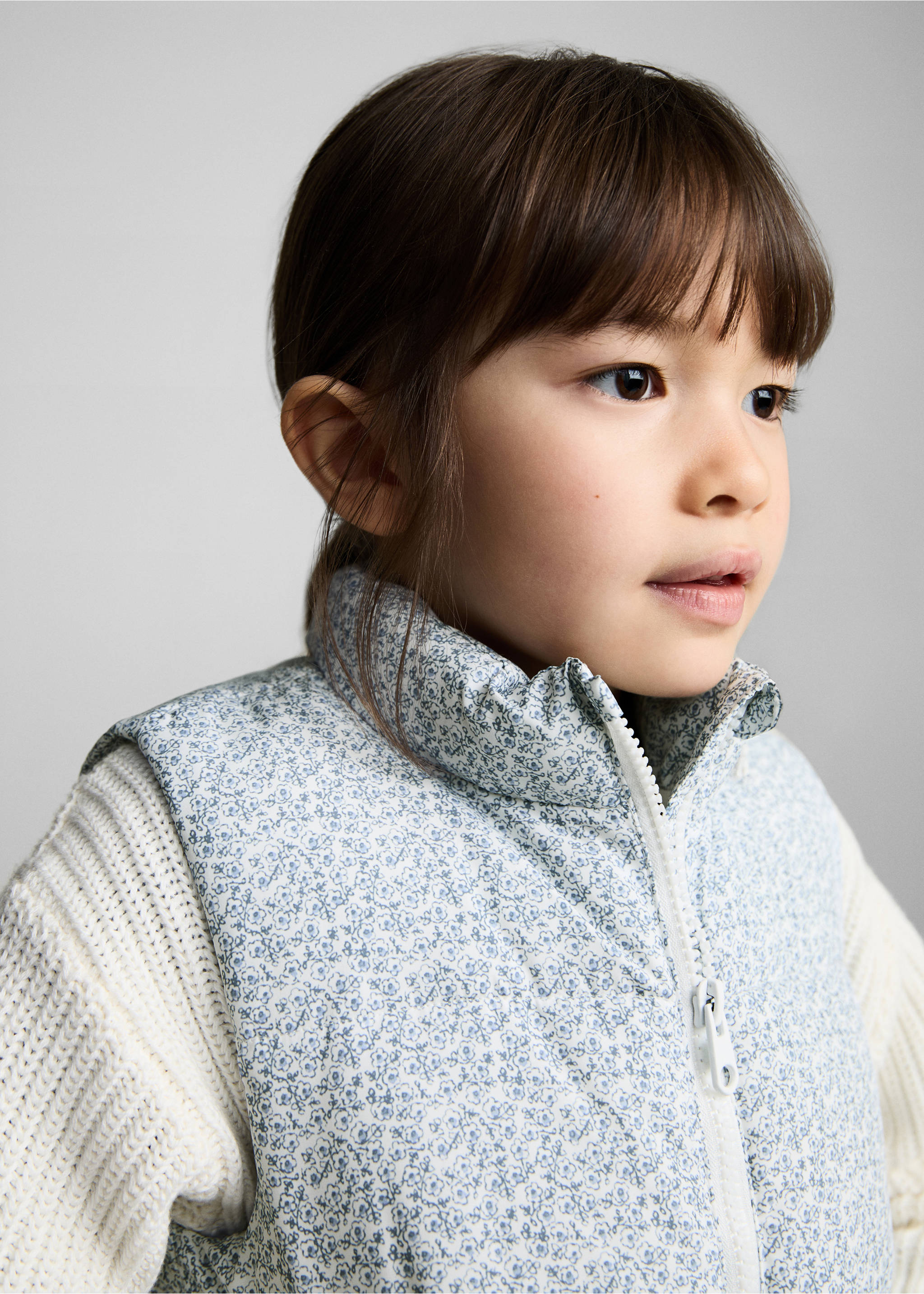 Printed quilted gilet - Details of the article 1, White. Ref: 87084391-00.