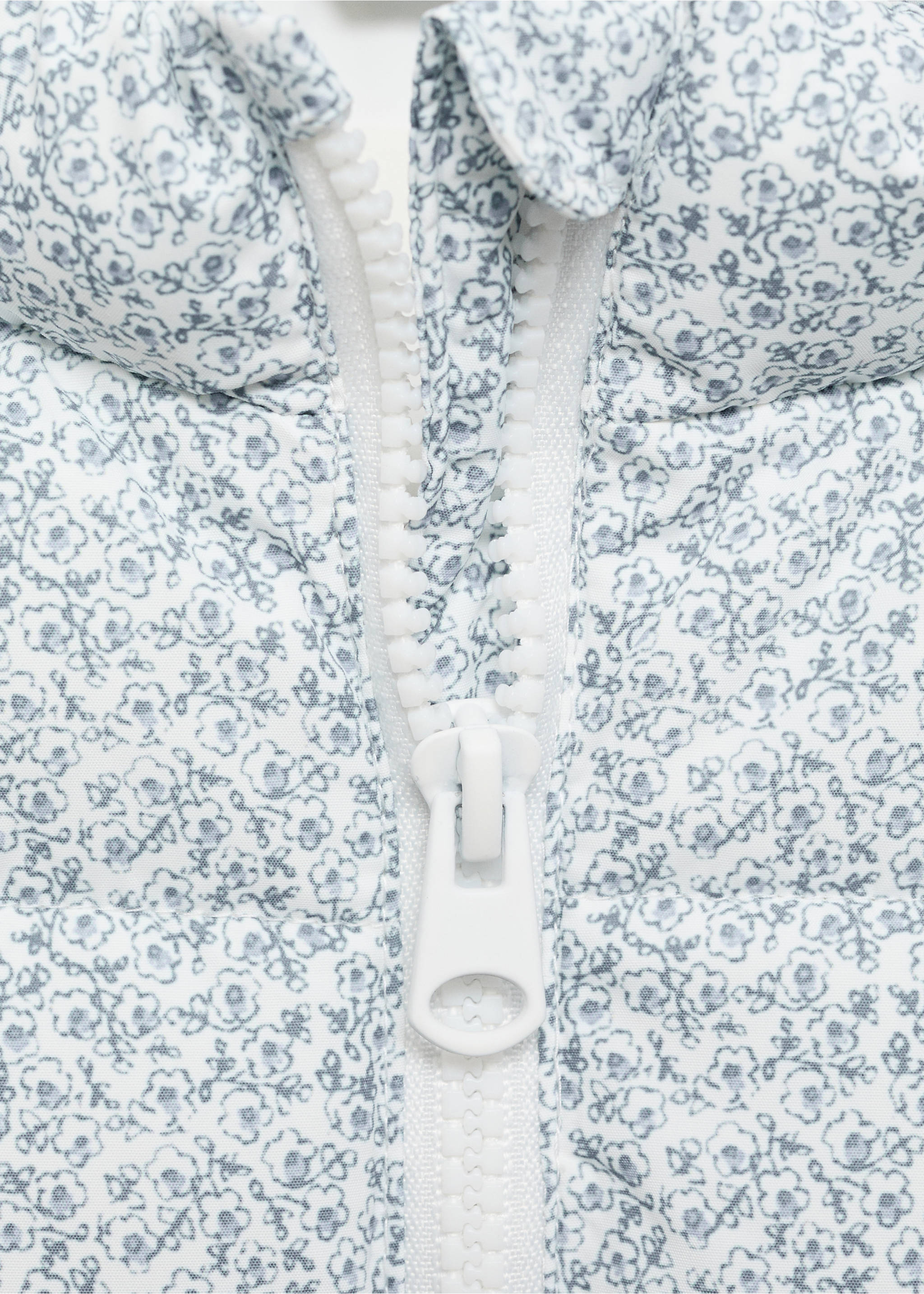 Printed quilted gilet - Details of the article 8, White. Ref: 87084391-00.