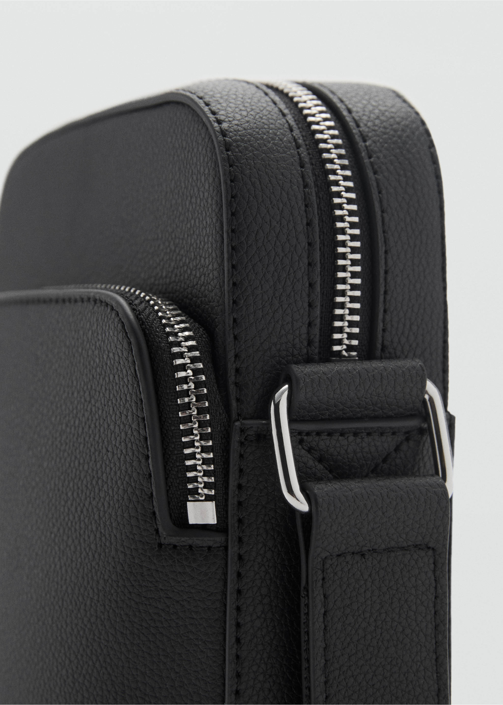 Patent faux-leather shoulder bag - Details of the article 1, Black. Ref: 87084397-00.