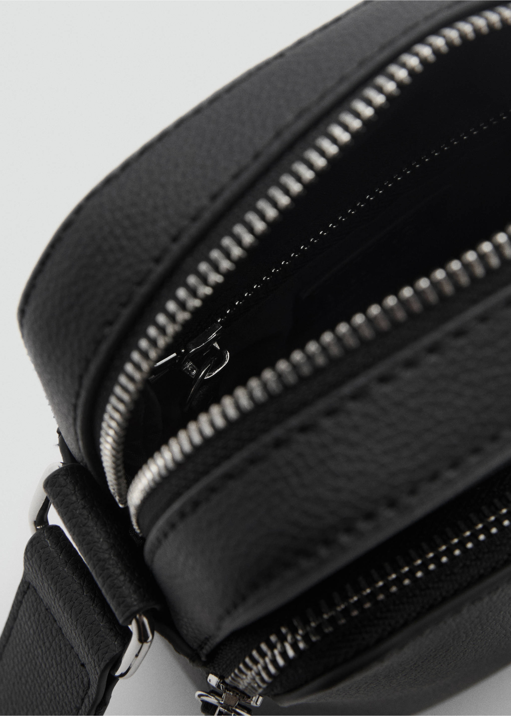 Patent faux-leather shoulder bag - Details of the article 2, Black. Ref: 87084397-00.