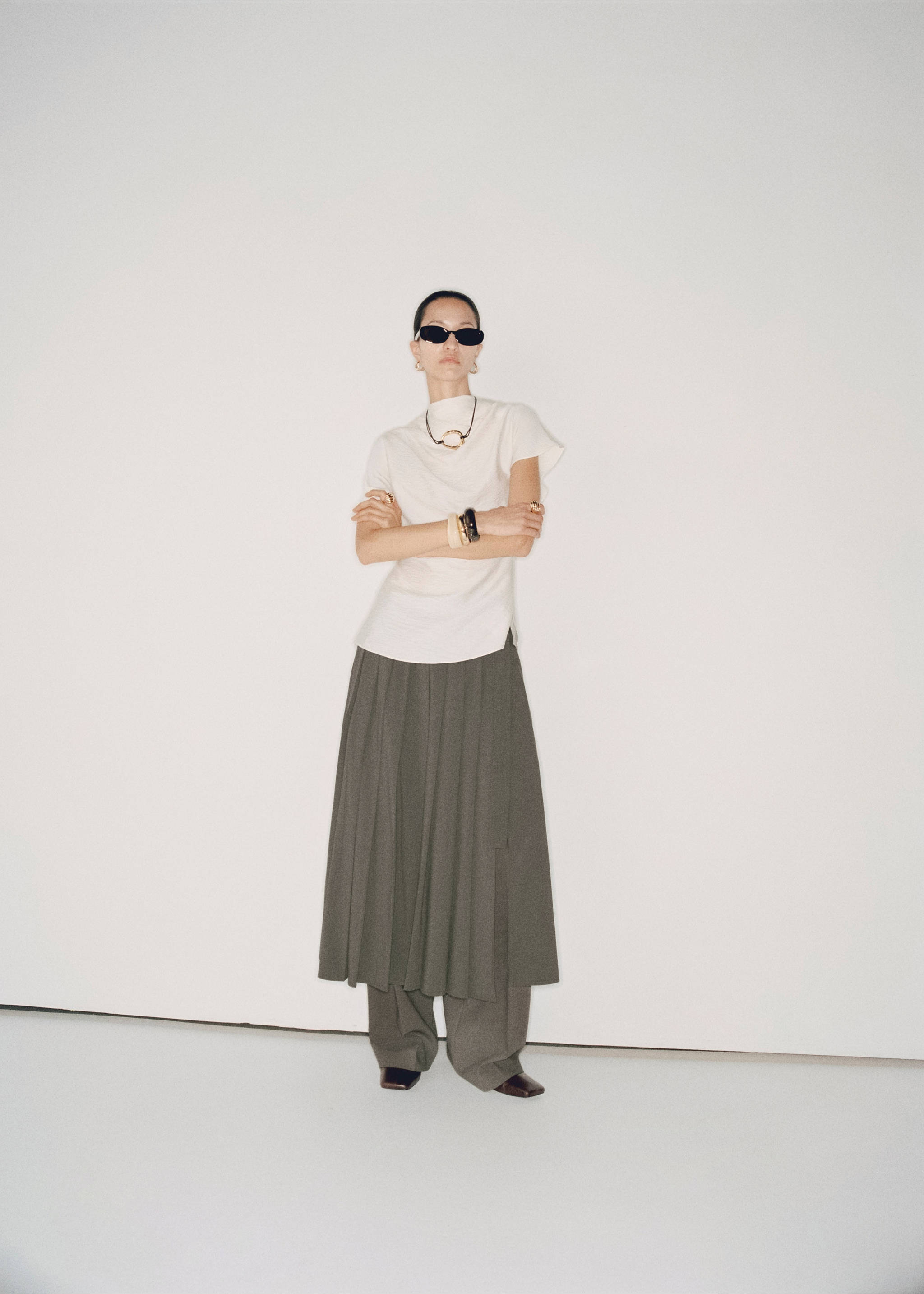 Pleated skirt with belt - Details of the article 3, Khaki. Ref: 87084416-00.