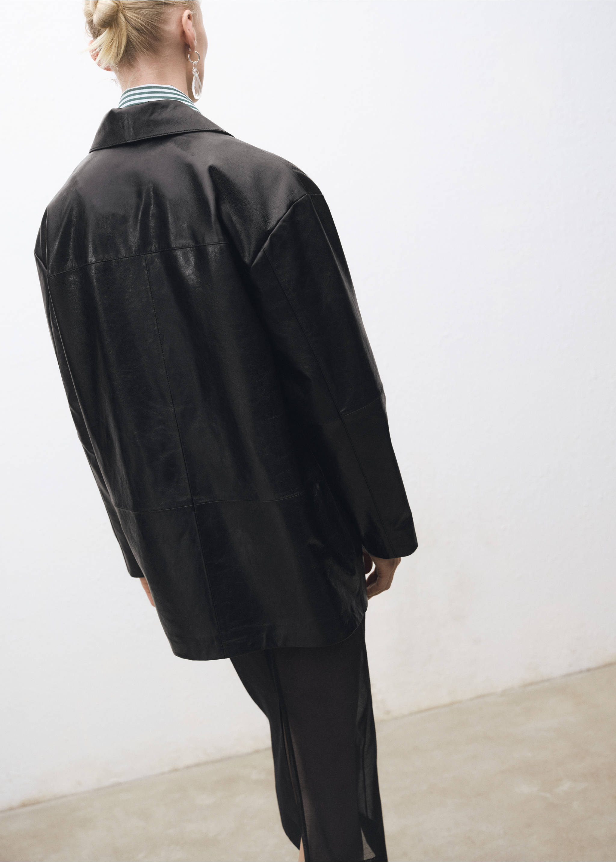 Oversized leather jacket with pockets - Reverse of the article, Black. Ref: 87084418-00.