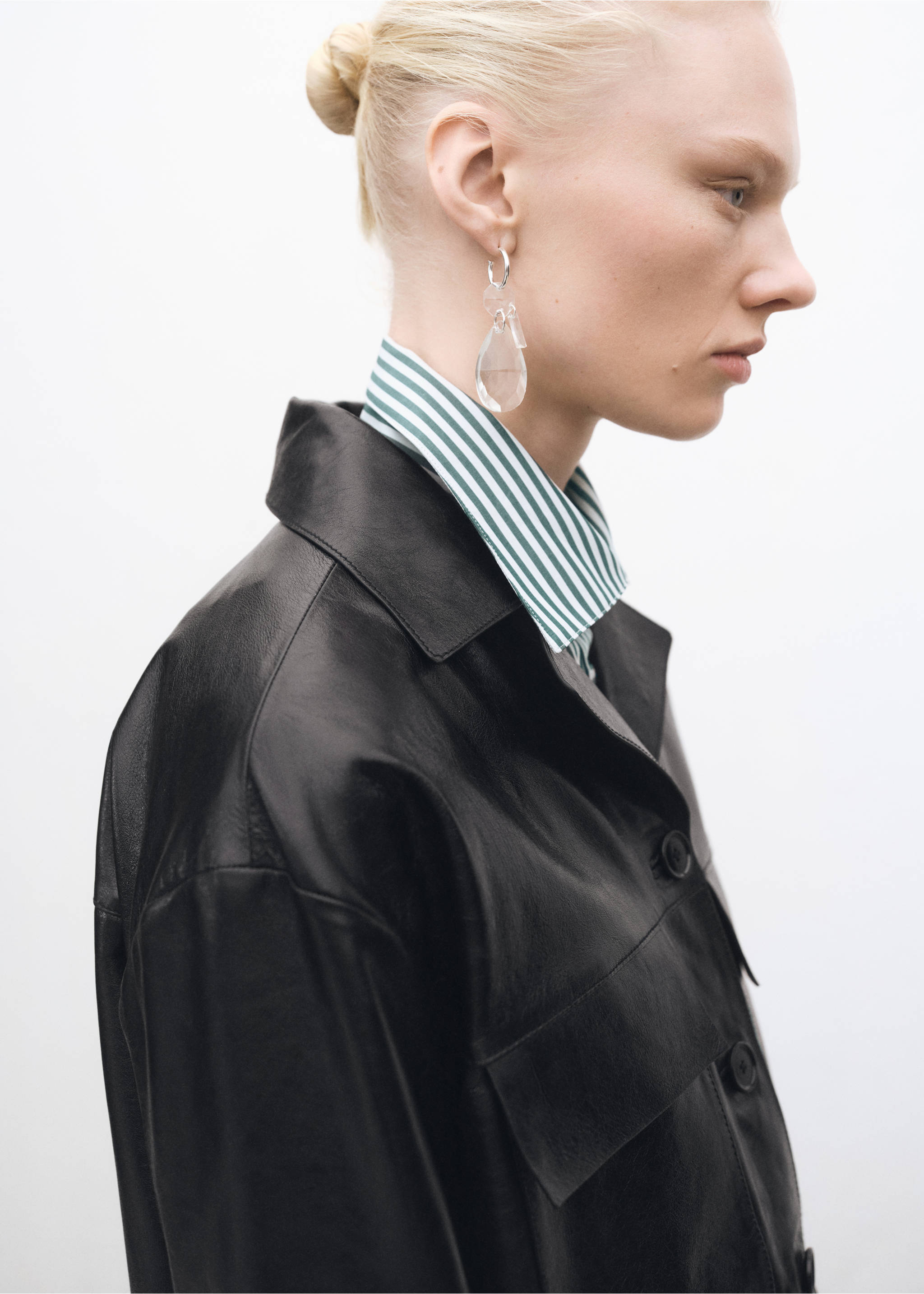 Oversized leather jacket with pockets - Details of the article 2, Black. Ref: 87084418-00.