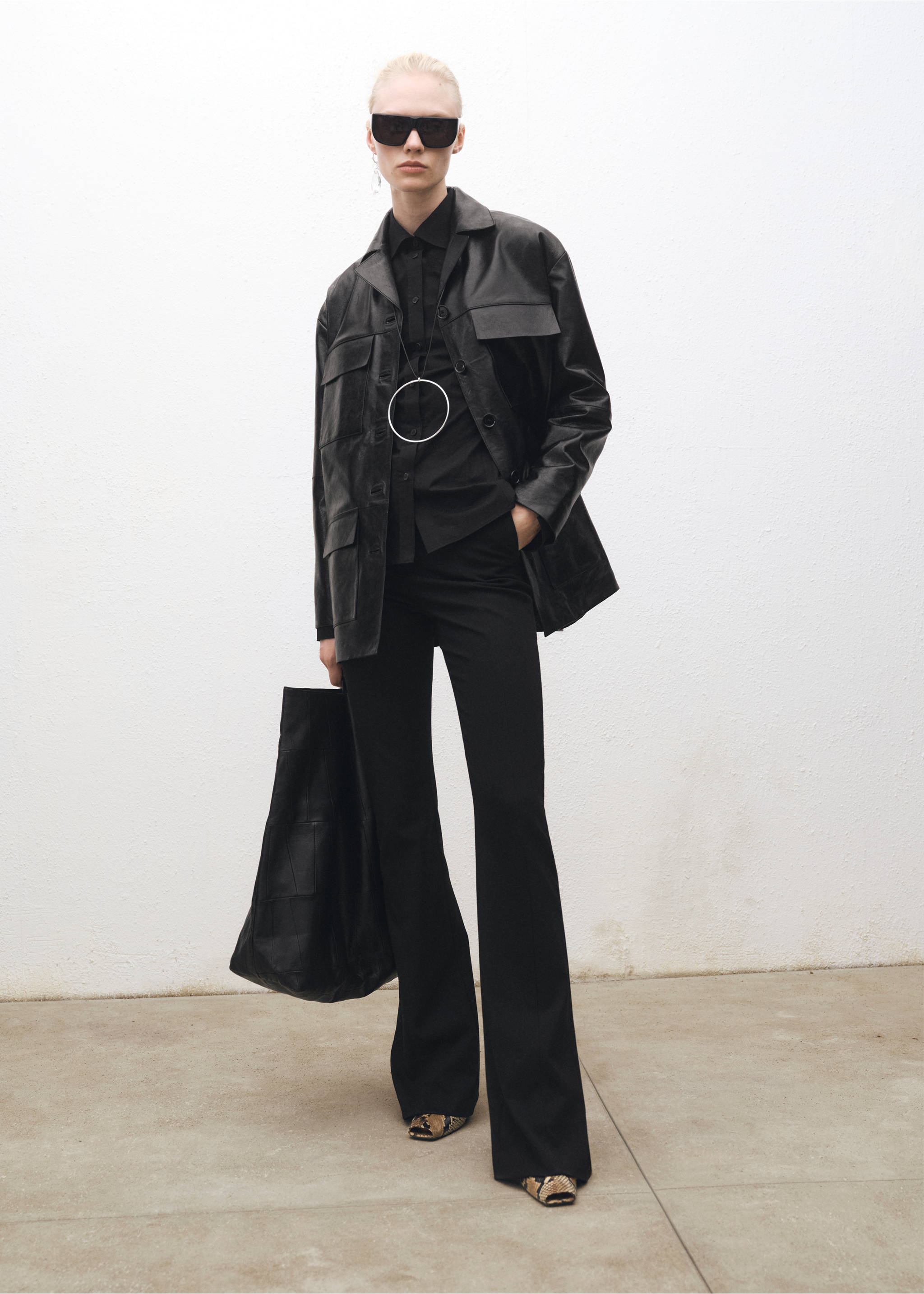 Pantalón traje flare aberturas - Plano general, Negro. Ref: 87084419-00.