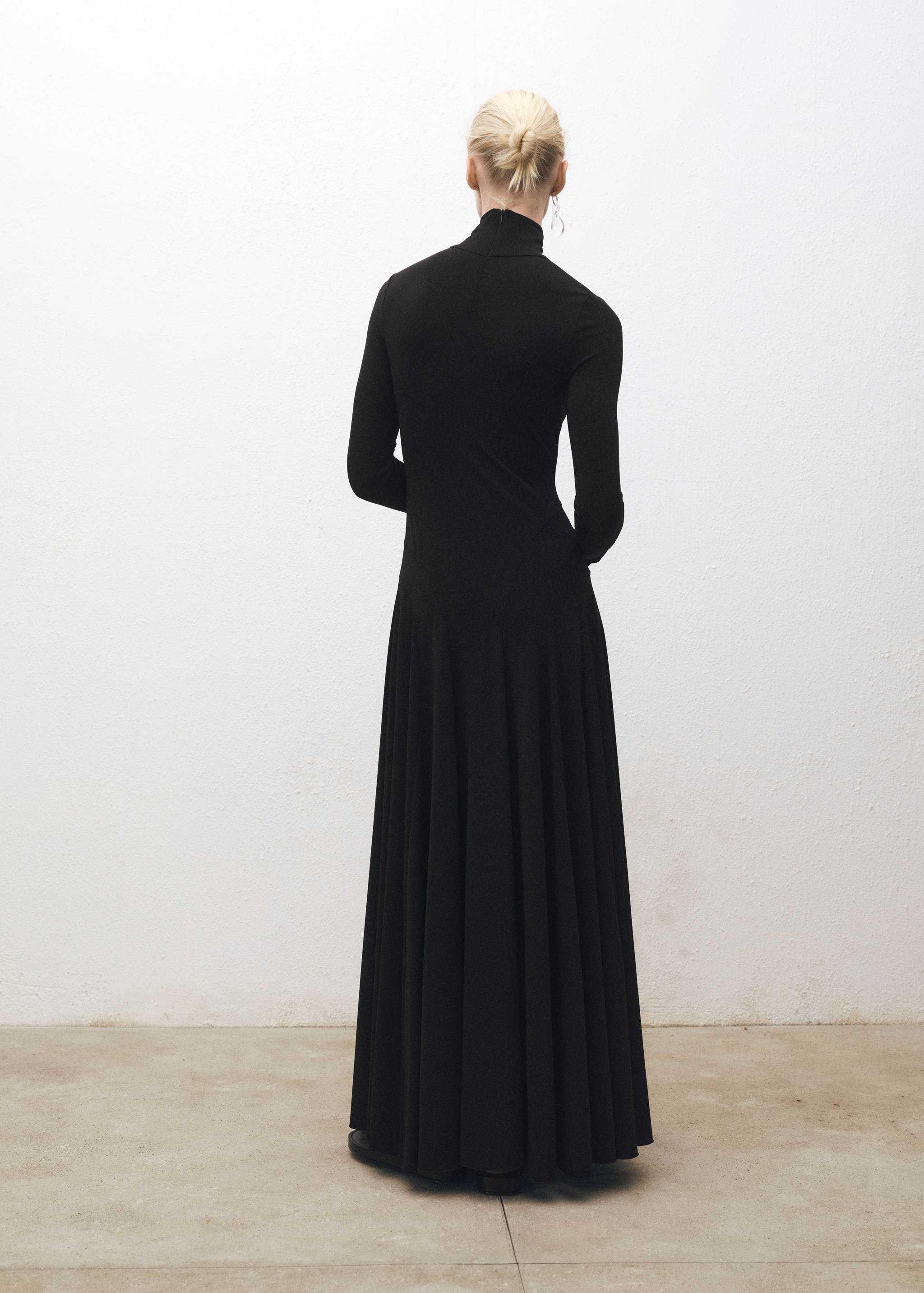 Turtleneck flared knitted dress - Reverse of the article