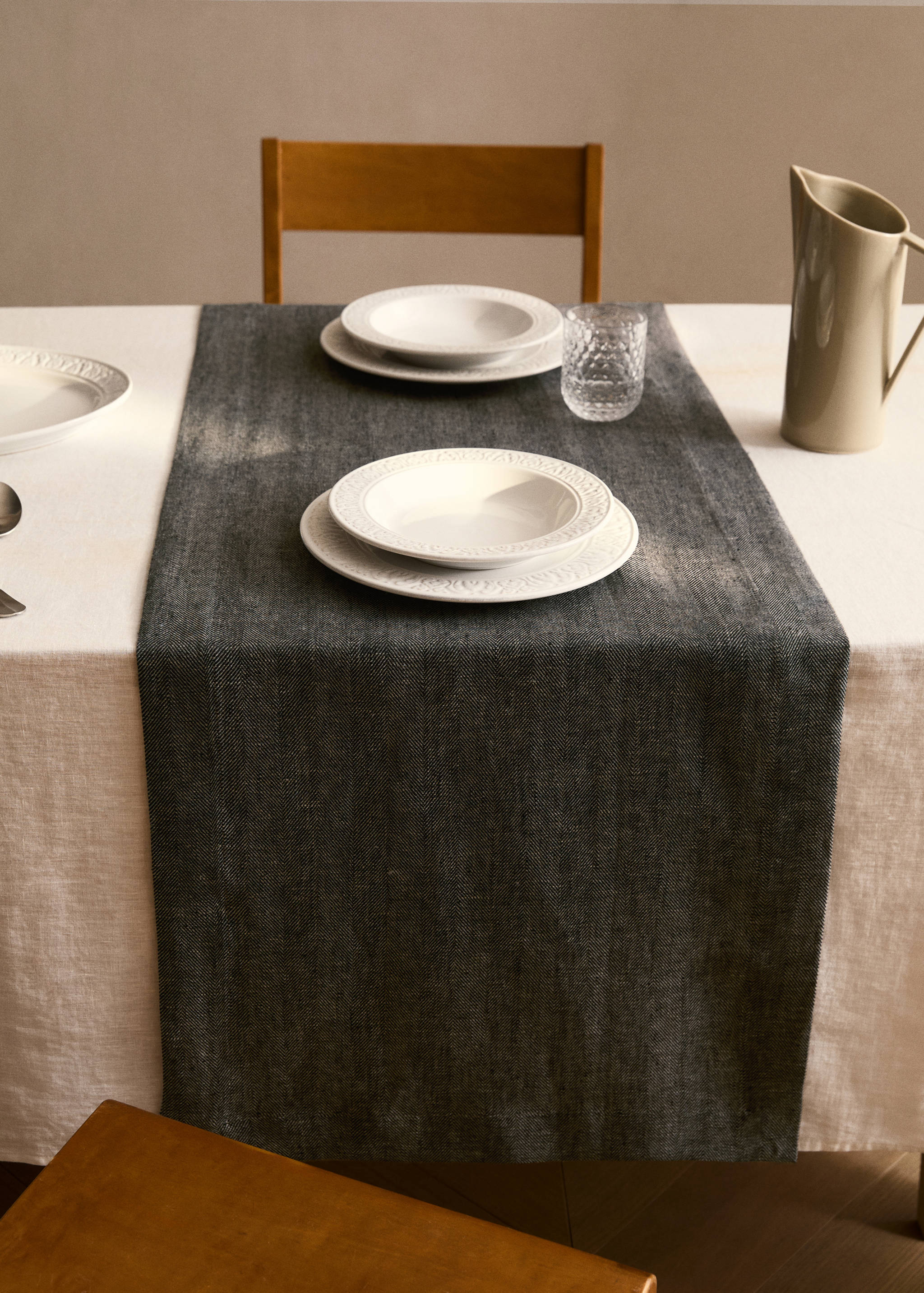 Linen table runner with herringbone structure - General plane