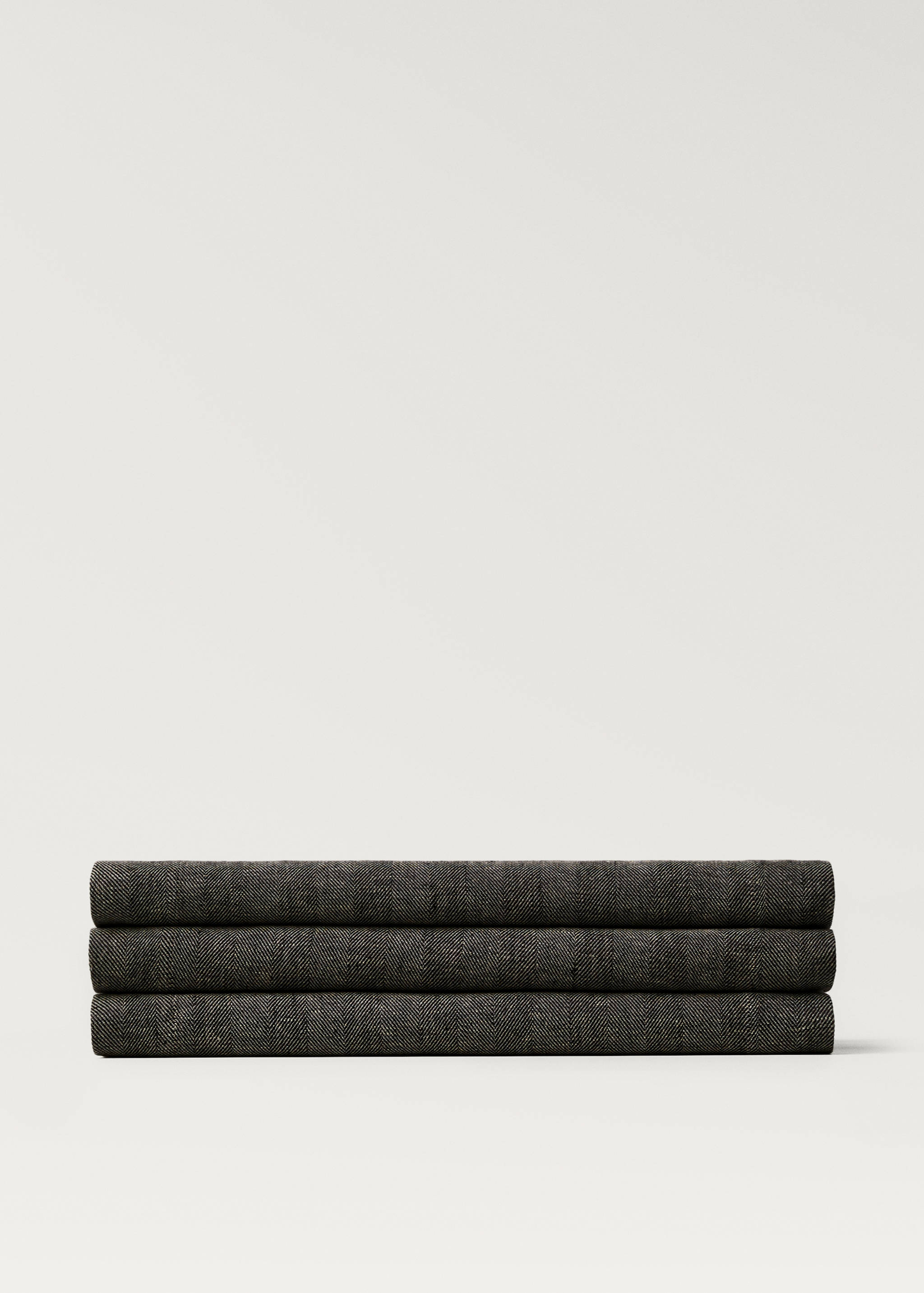 Linen table runner with herringbone structure - Article without model