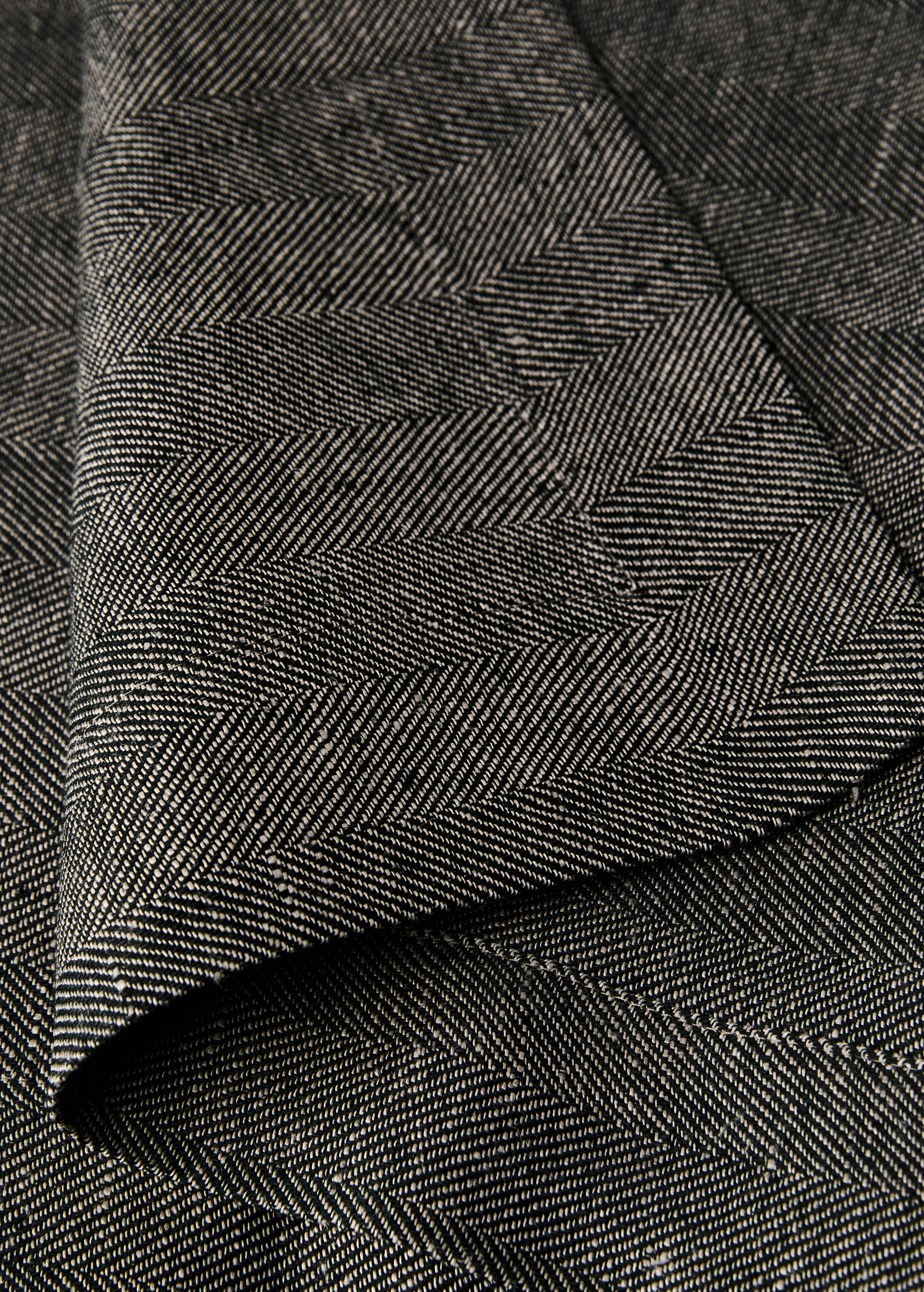 Linen table runner with herringbone structure - Details of the article 1