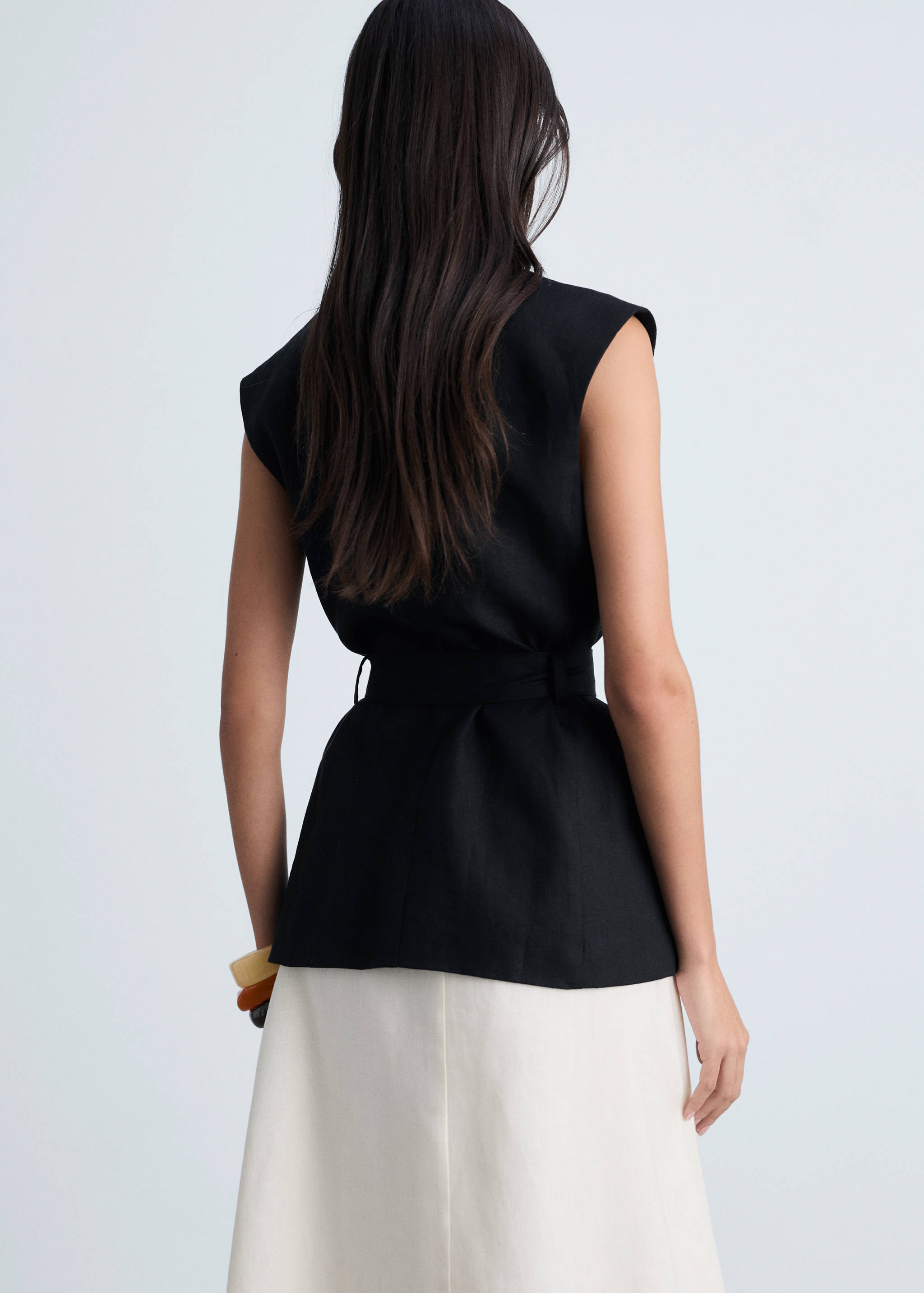 Linen vest with belt - Reverse of the article