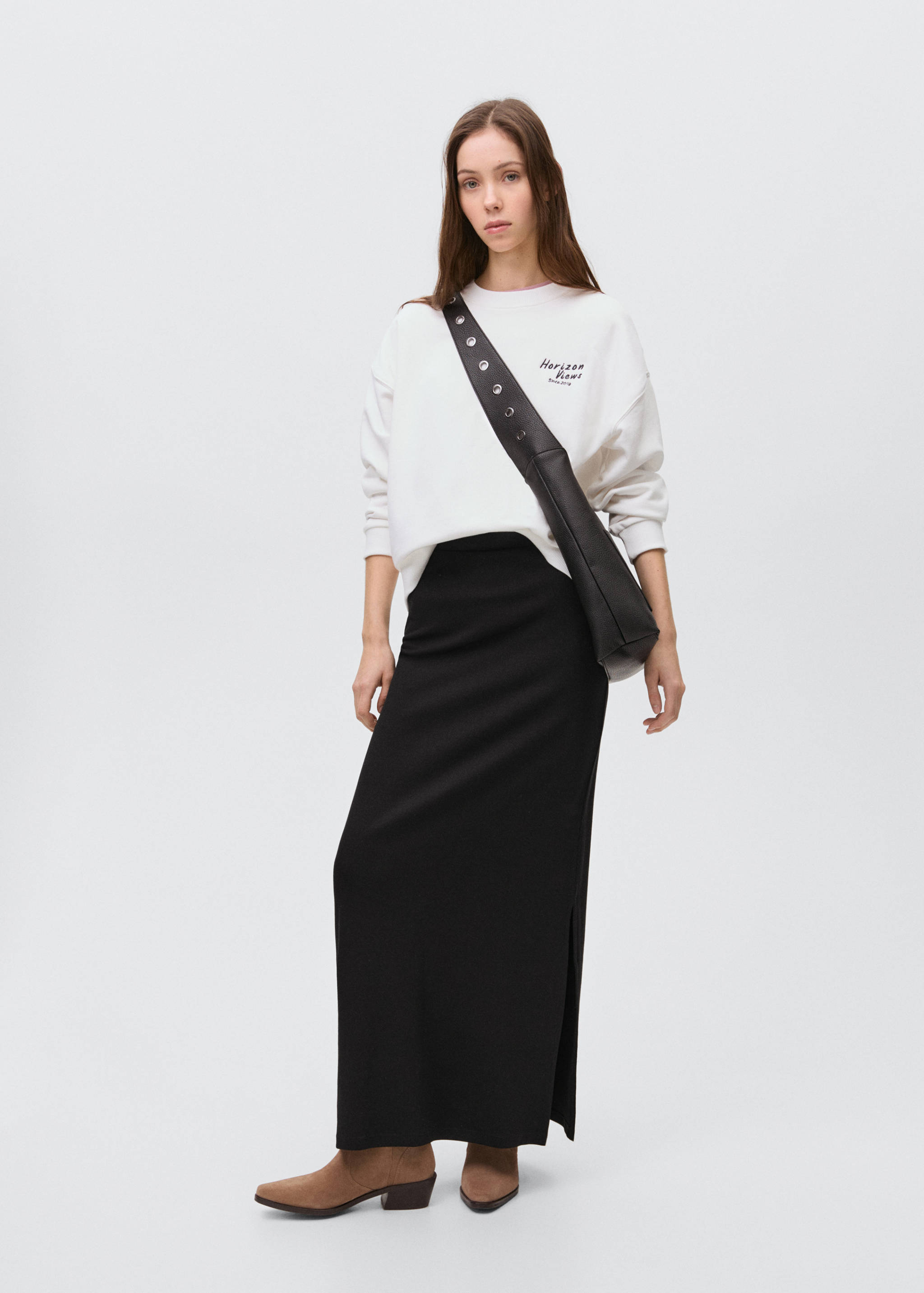Long skirt with side slit - General plane
