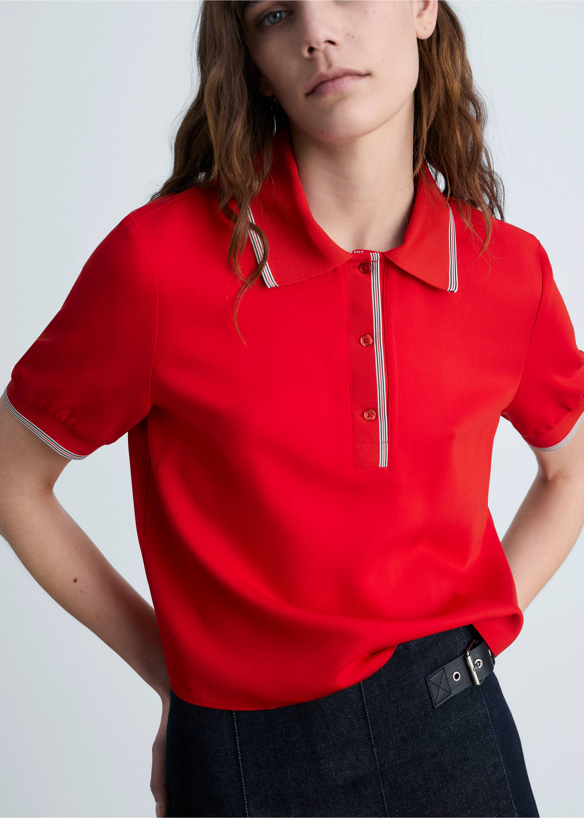Kurzes Poloshirt mit Kontrastborten - Mittlere Ansicht, Rot. Ref: 87084799-00.