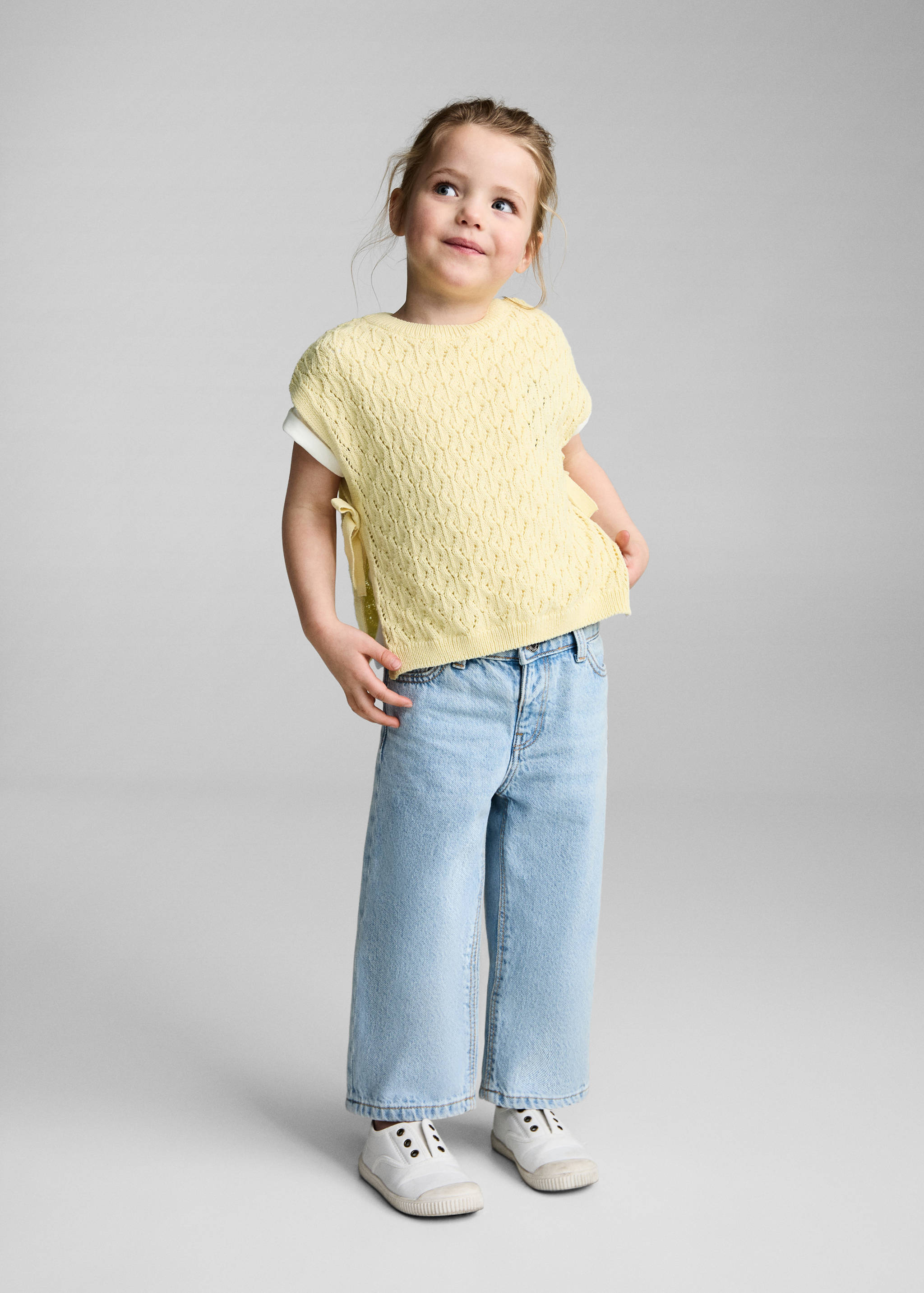 Knitted vest with lace details - General plane