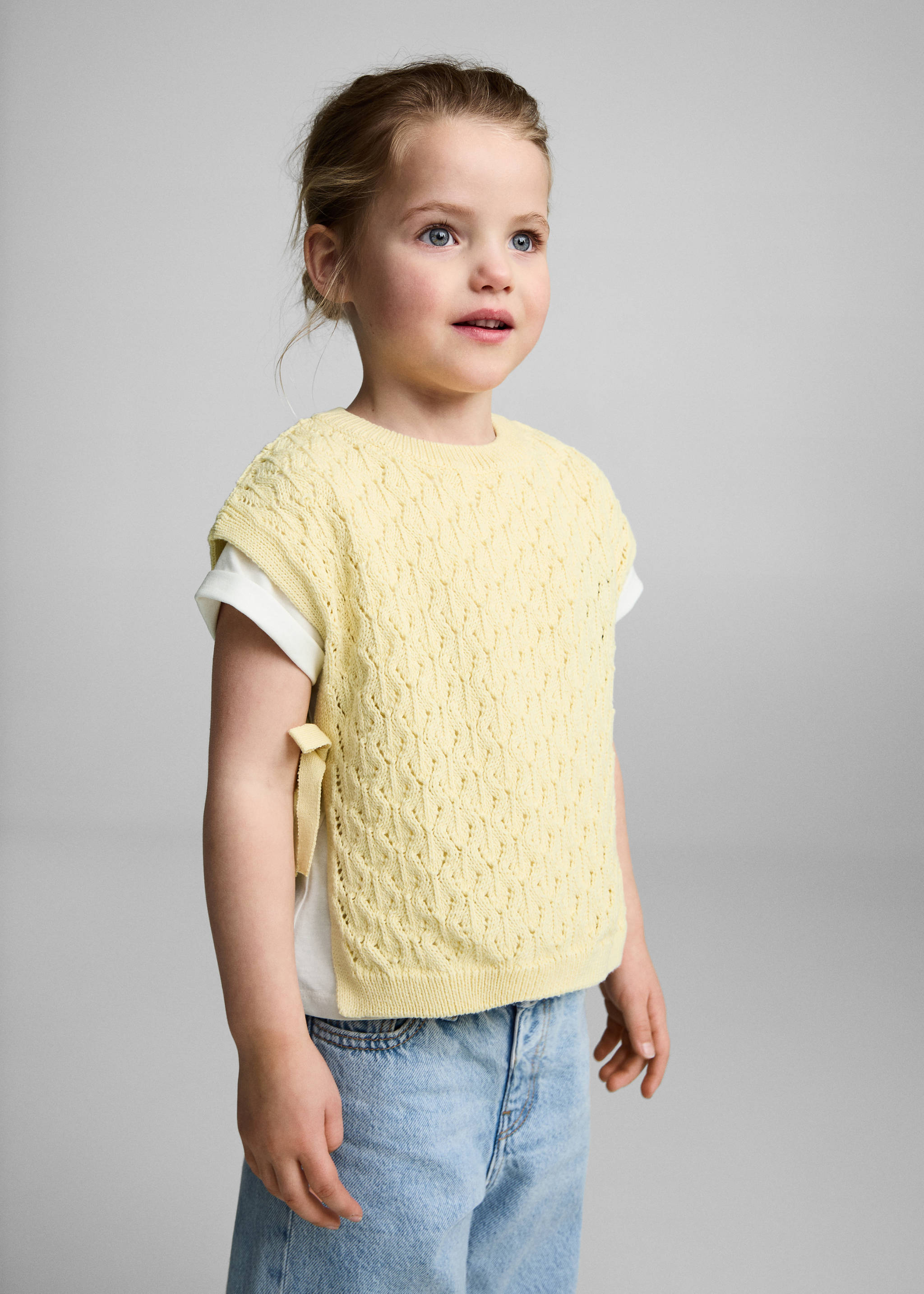 Knitted vest with lace details - Medium plane