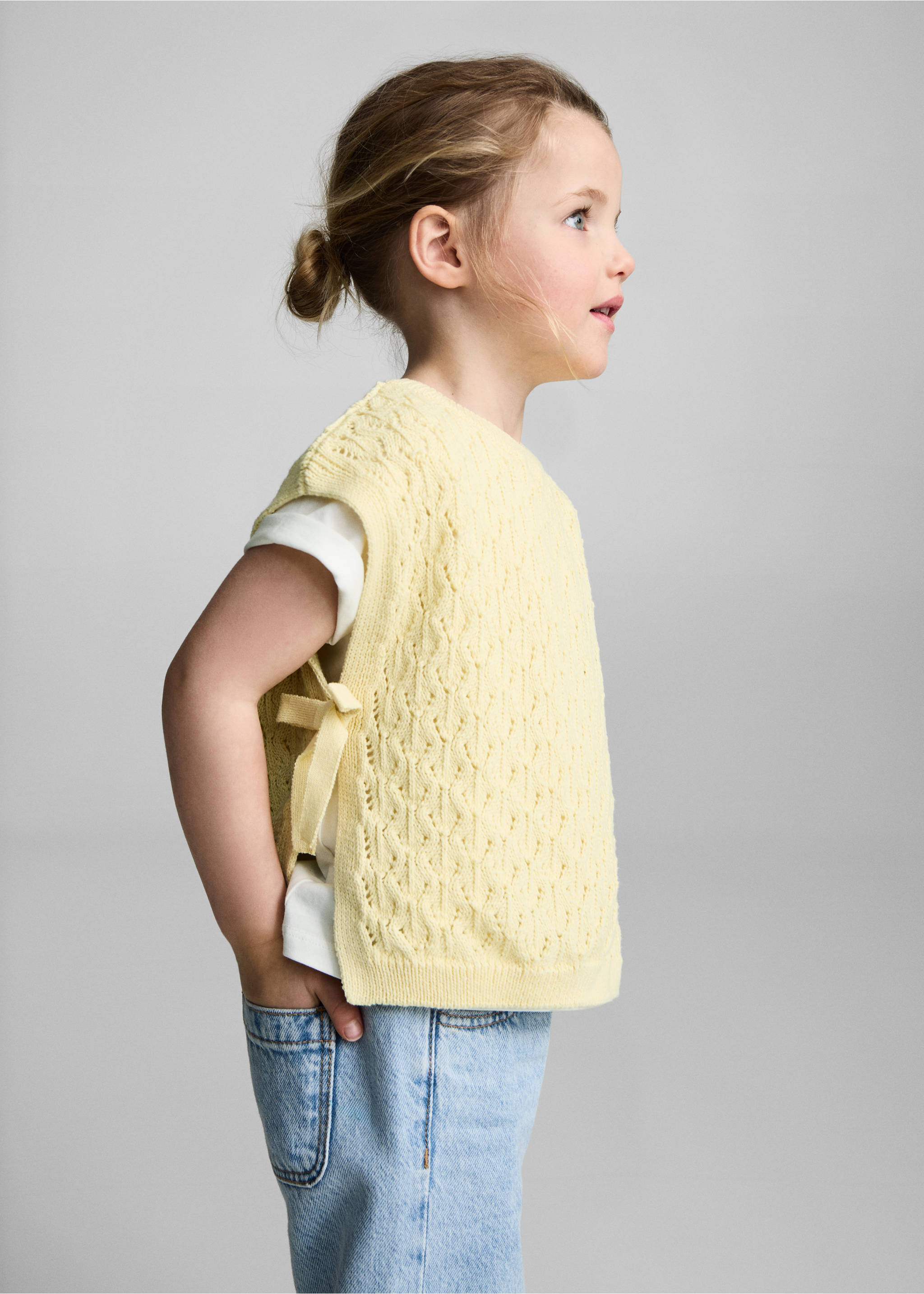 Strickweste mit Lochmusterdetails - Detail des Artikels 2, Pastellgelb. Ref: 87084804-00.