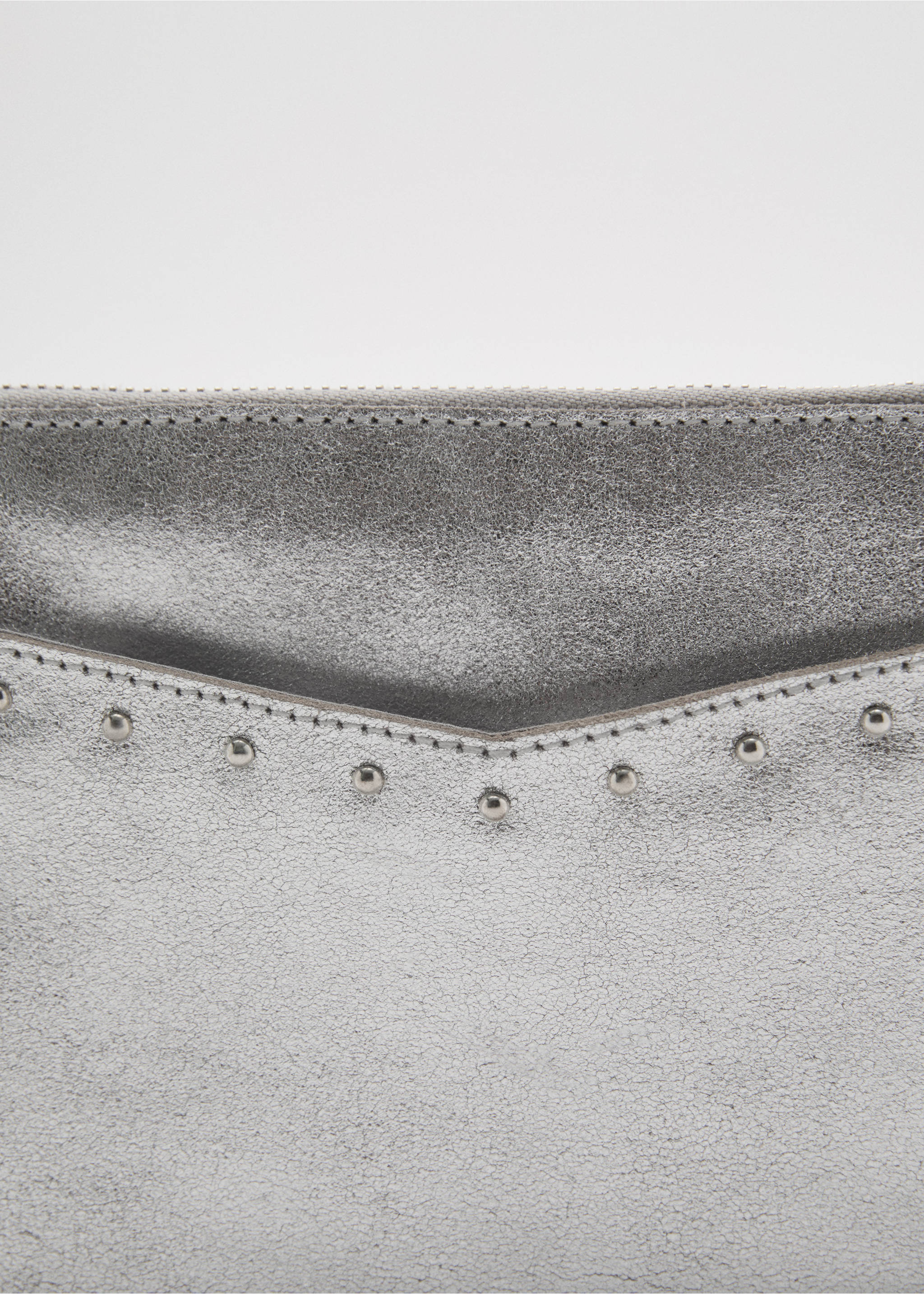 Kuverttasche mit Metallic-Wirkung - Detail des Artikels 1, Silber. Ref: 87085137-00.