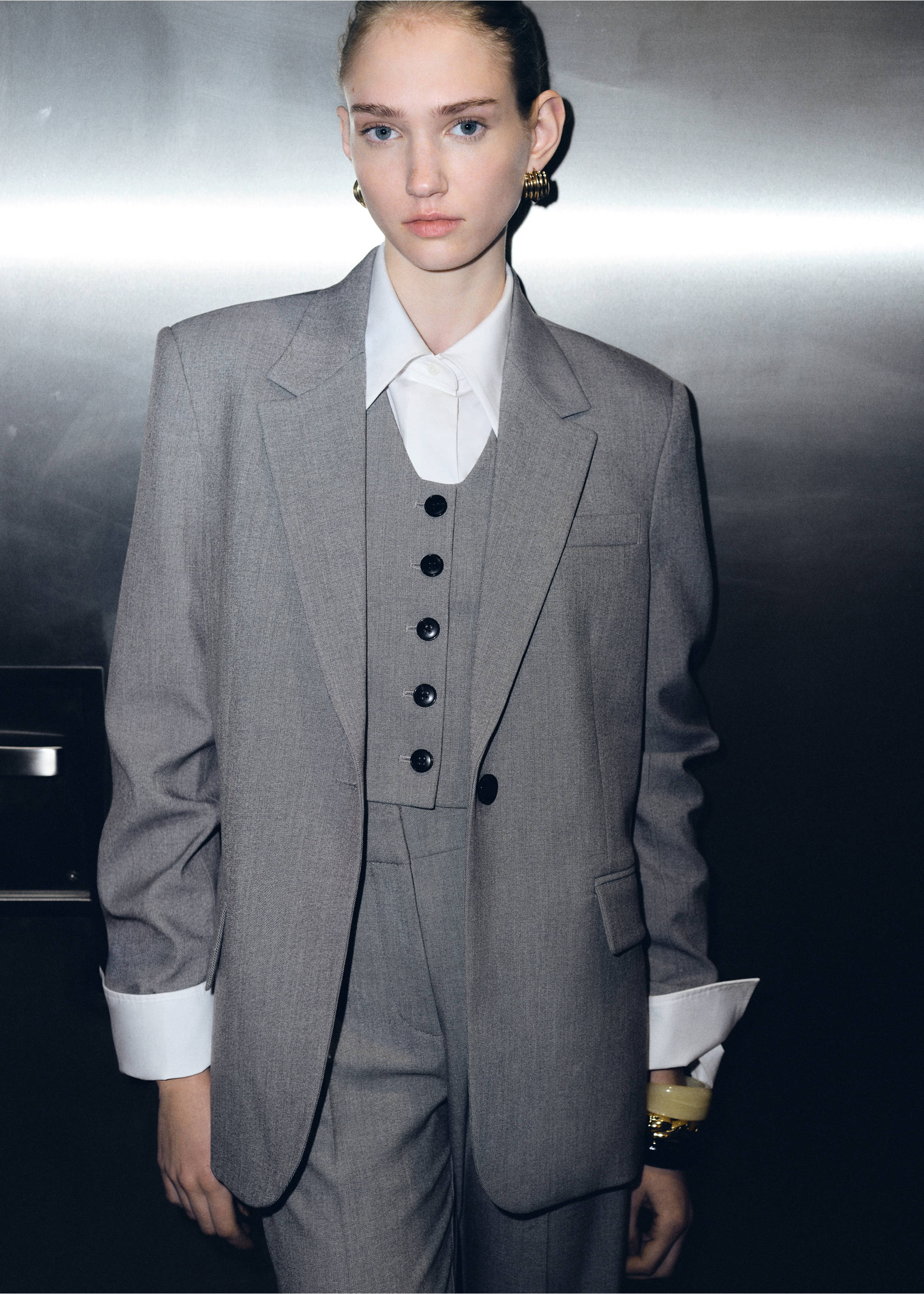 Straight jacket with flap pockets - Details of the article 7, Grey. Ref: 87085139-00.