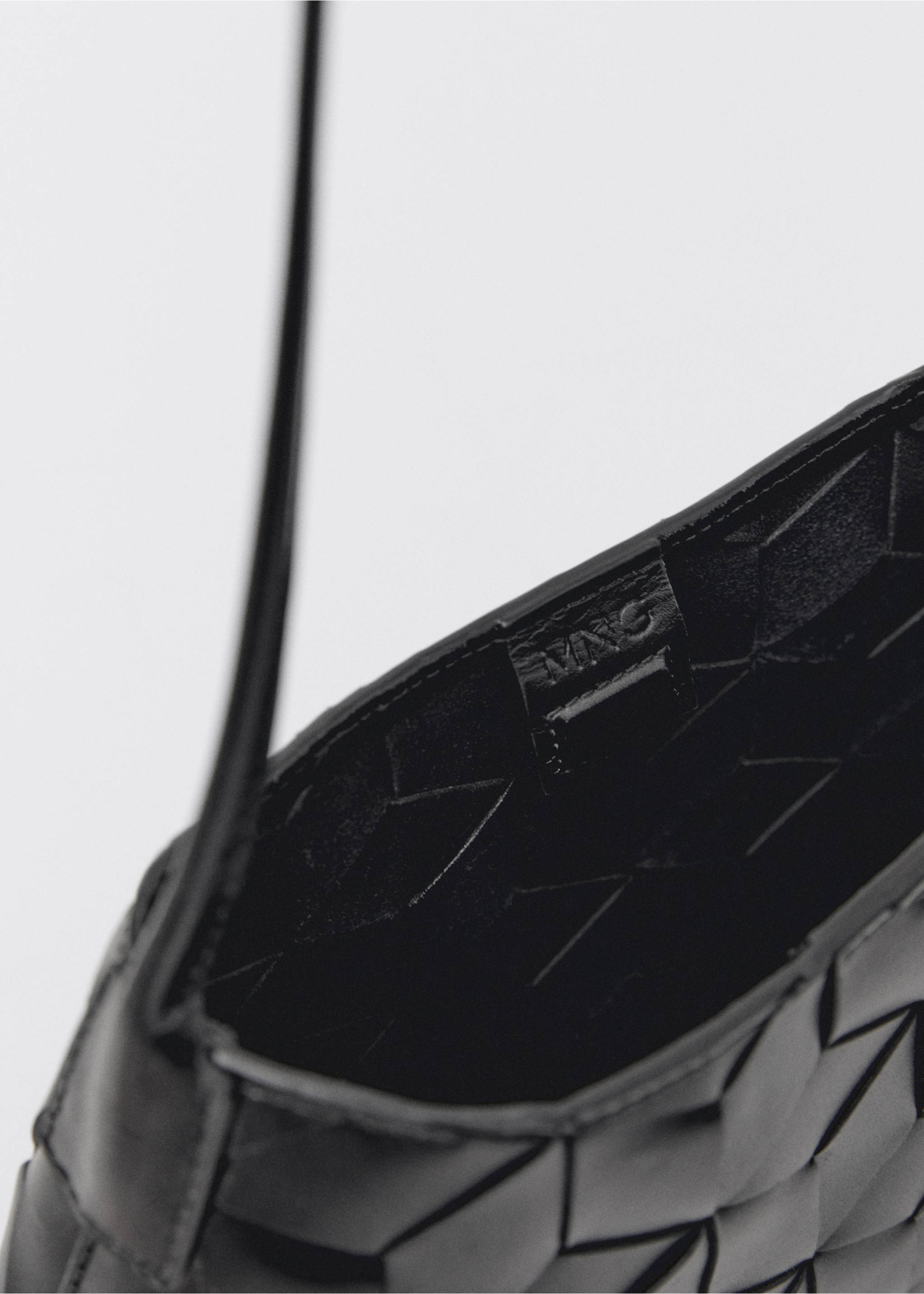 Sac porté épaule cuir tressé - Détail de l'article 2, Noir. Ref: 87085141-00.